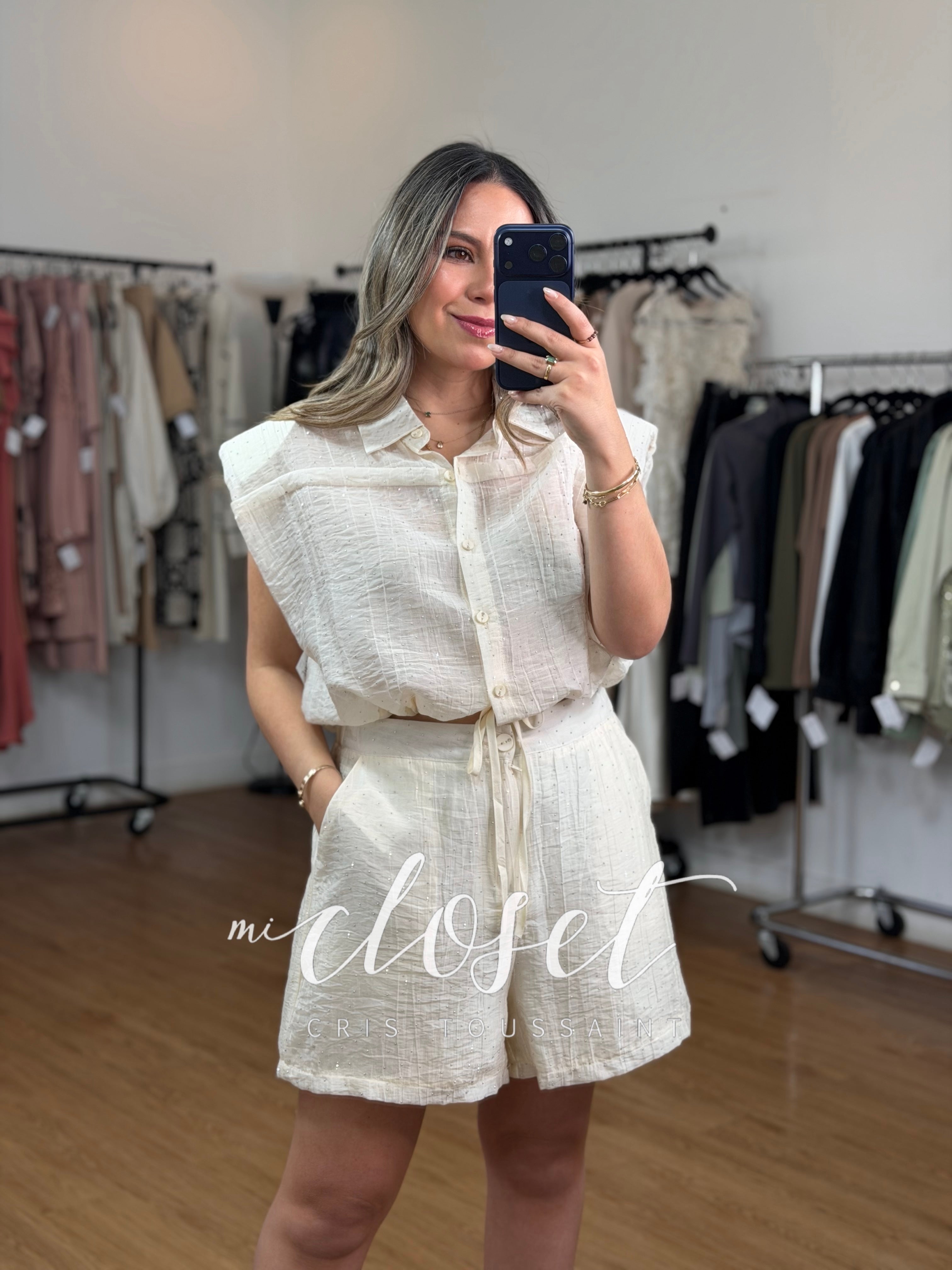 Conjunto de short y camisa oversized con hombreras y cintas ajustables en cintura, lleno de brillos.
