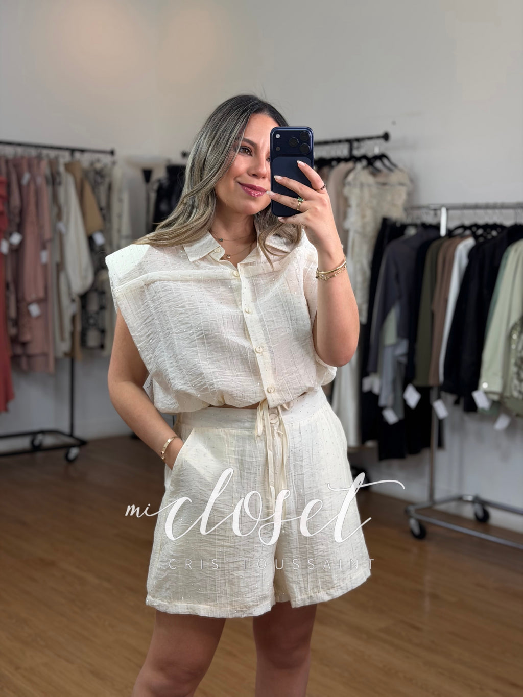 Conjunto de short y camisa oversized con hombreras y cintas ajustables en cintura, lleno de brillos.
