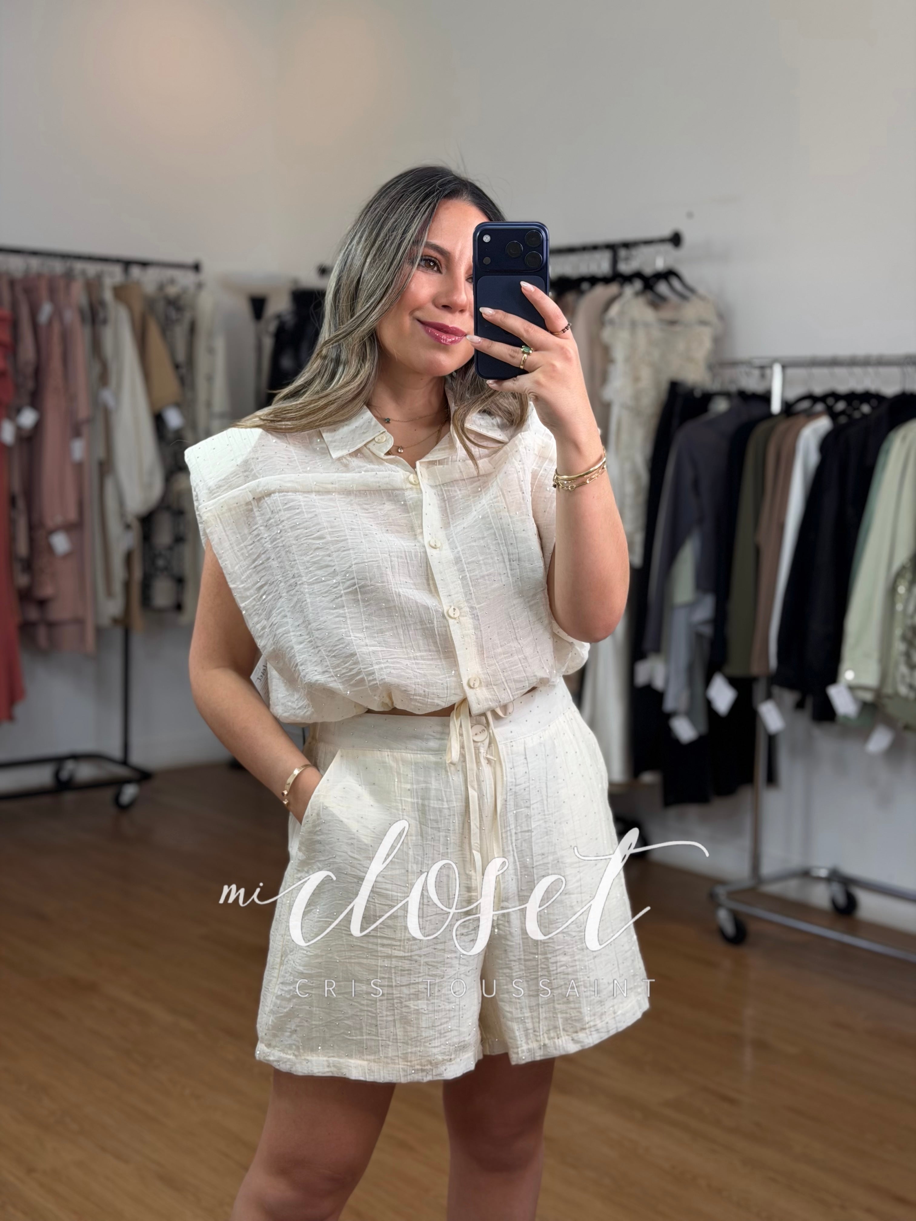 Conjunto de short y camisa oversized con hombreras y cintas ajustables en cintura, lleno de brillos.