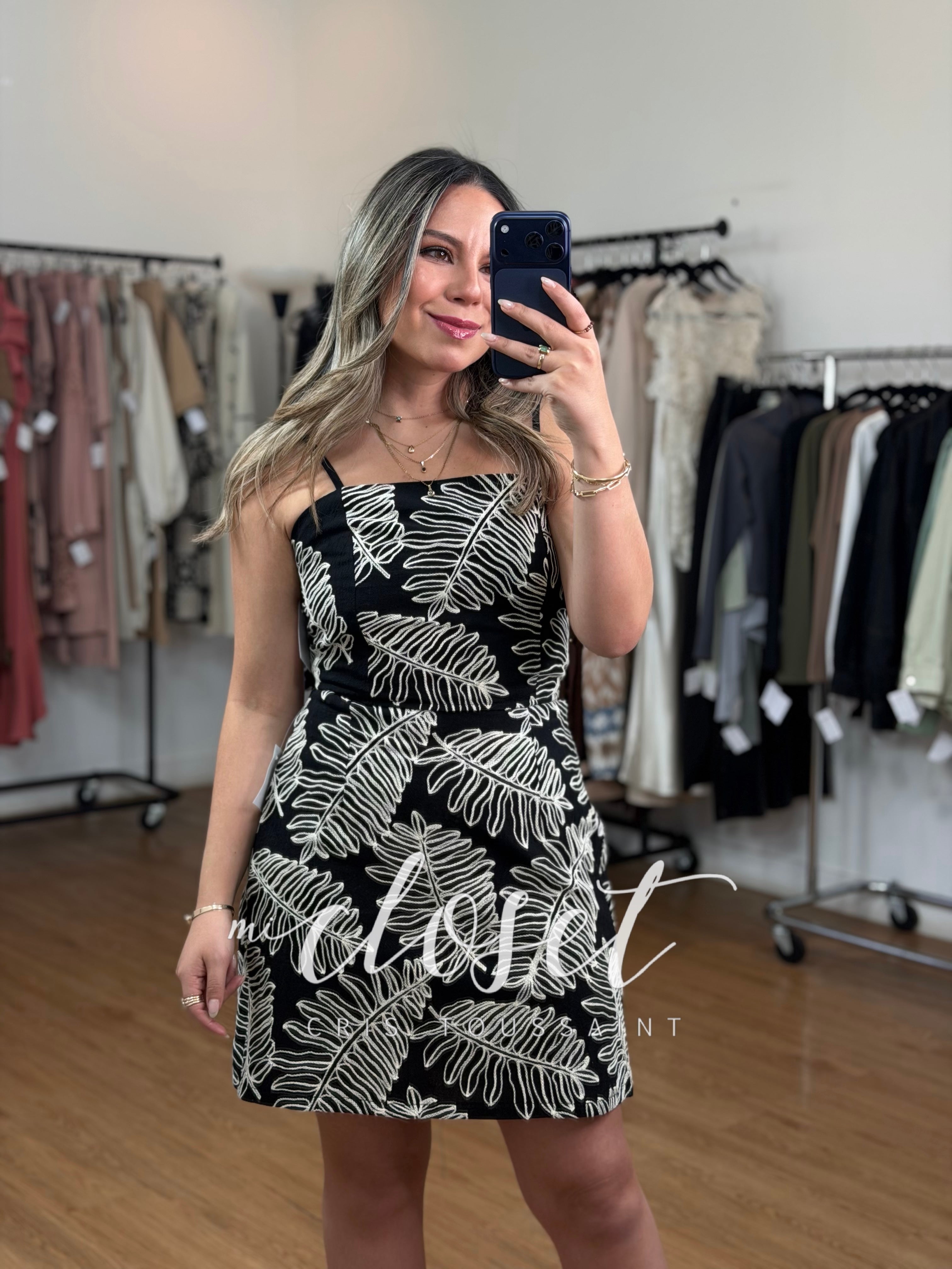 Conjunto tipo lino falda-short y crop top, bordado con forro y tirantes ajustables.