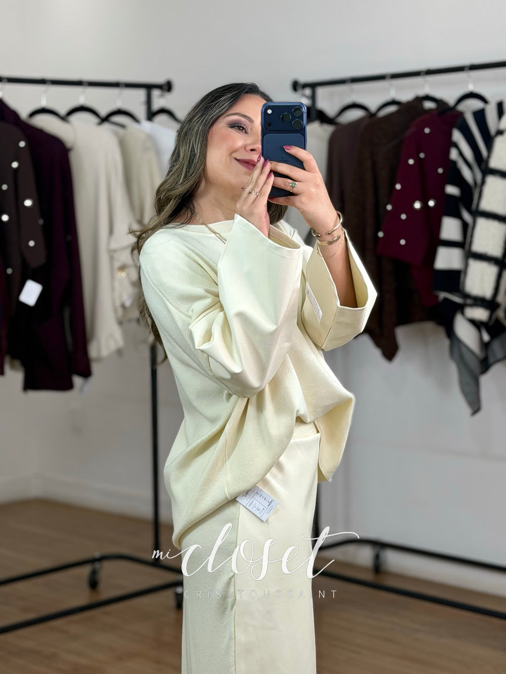 CONJUNTO DE FALDA Y SWEATER CON DETALLES TIPO PIEL EN MANGAS Y FALDA