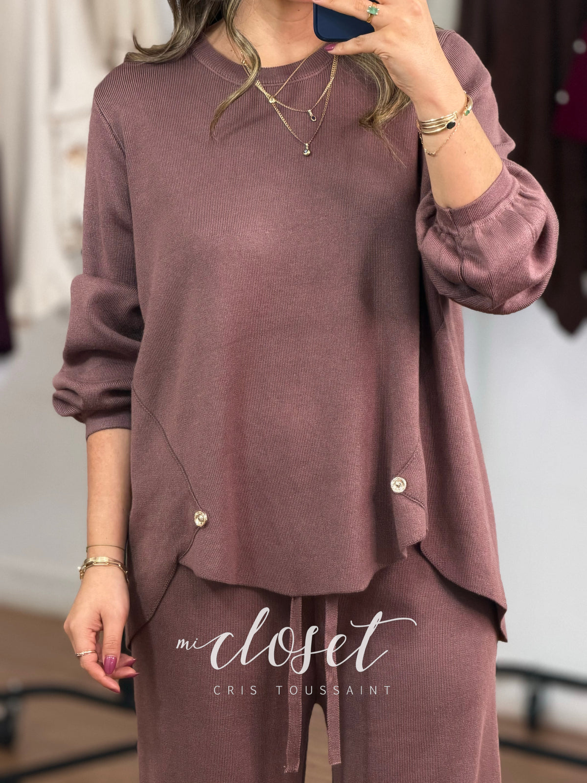 CONJUNTO OVERSIZED DE SWEATER CON DETALLE DE BOTÓN EN CINTURA, MANGA TIPO GLOBO; PANTS CORTE WIDE LEG
