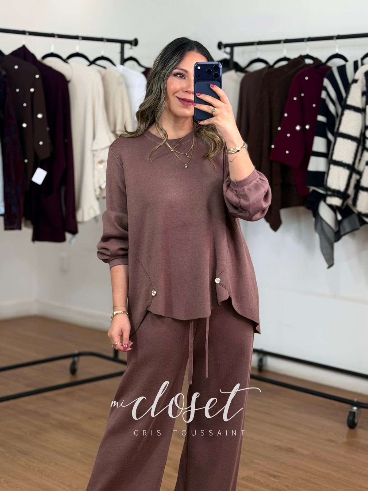 CONJUNTO OVERSIZED DE SWEATER CON DETALLE DE BOTÓN EN CINTURA, MANGA TIPO GLOBO; PANTS CORTE WIDE LEG