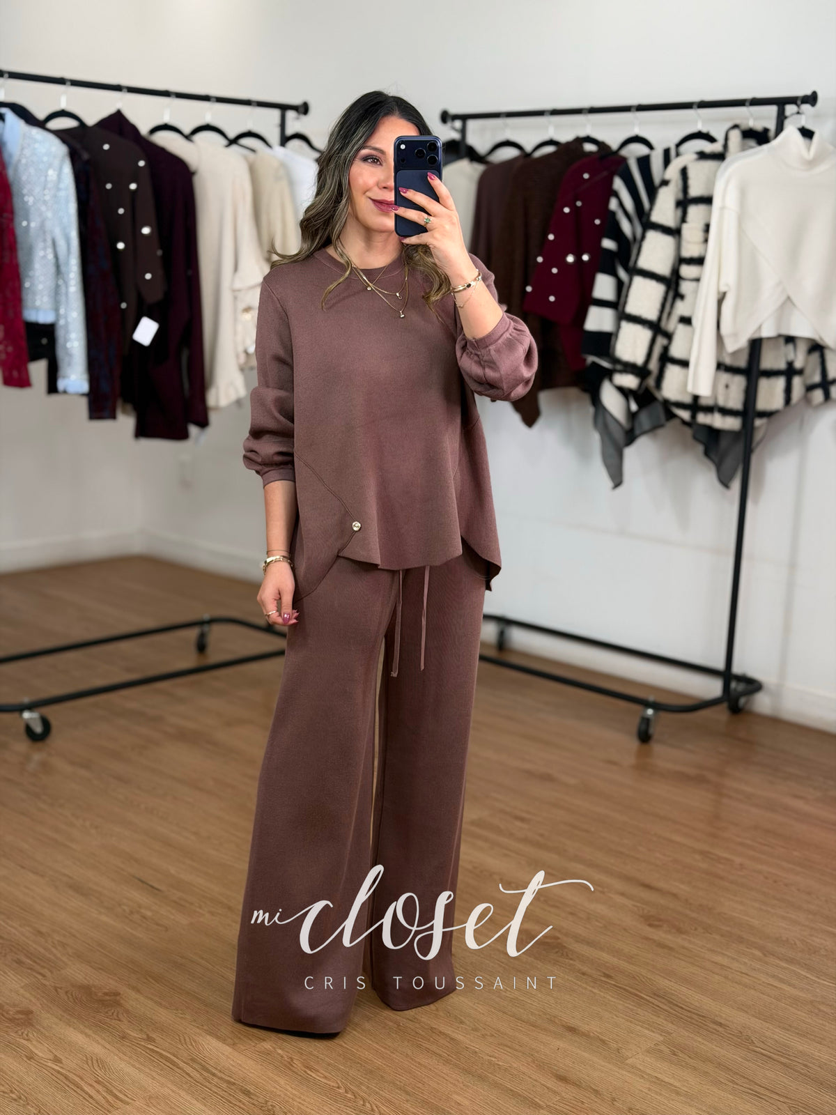CONJUNTO OVERSIZED DE SWEATER CON DETALLE DE BOTÓN EN CINTURA, MANGA TIPO GLOBO; PANTS CORTE WIDE LEG