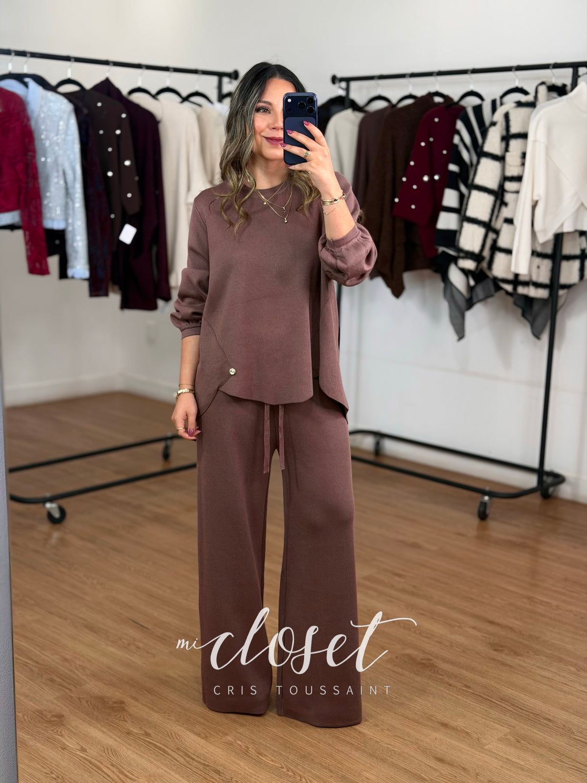 CONJUNTO OVERSIZED DE SWEATER CON DETALLE DE BOTÓN EN CINTURA, MANGA TIPO GLOBO; PANTS CORTE WIDE LEG
