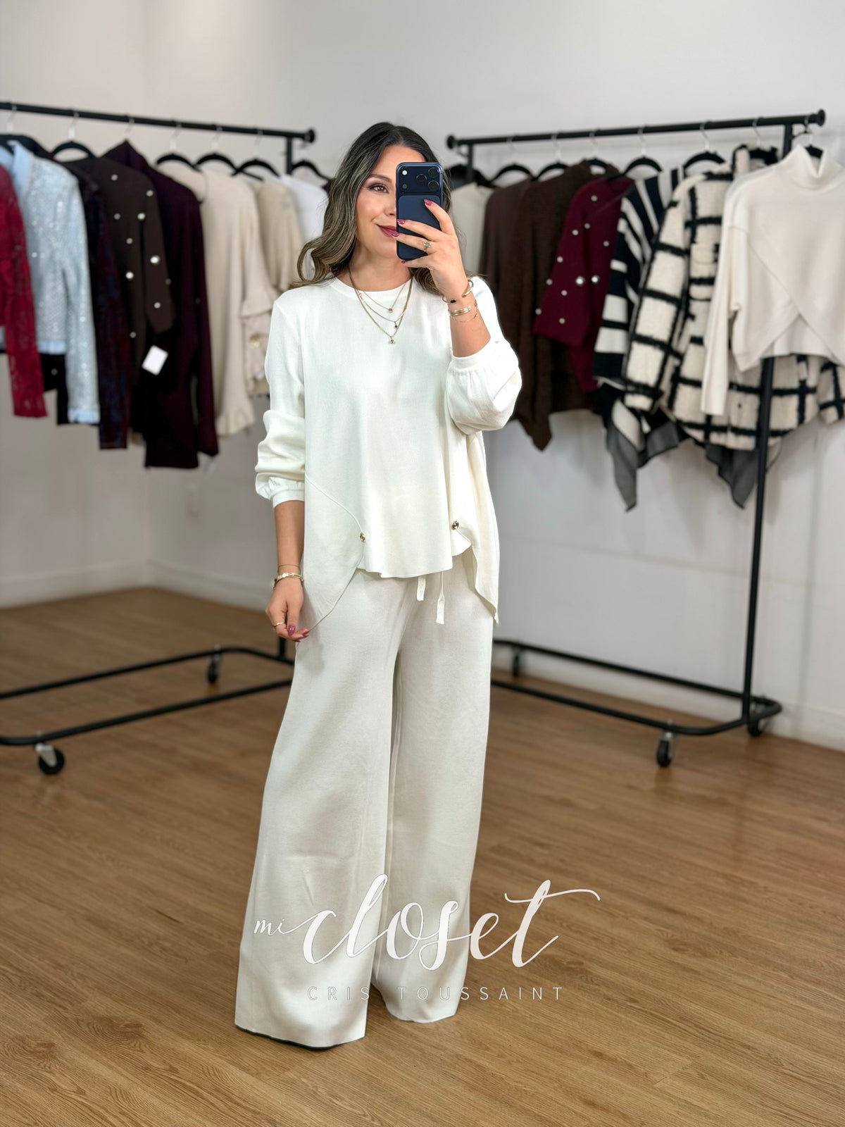 CONJUNTO OVERSIZED DE SWEATER CON DETALLE DE BOTÓN EN CINTURA, MANGA TIPO GLOBO; PANTS CORTE WIDE LEG