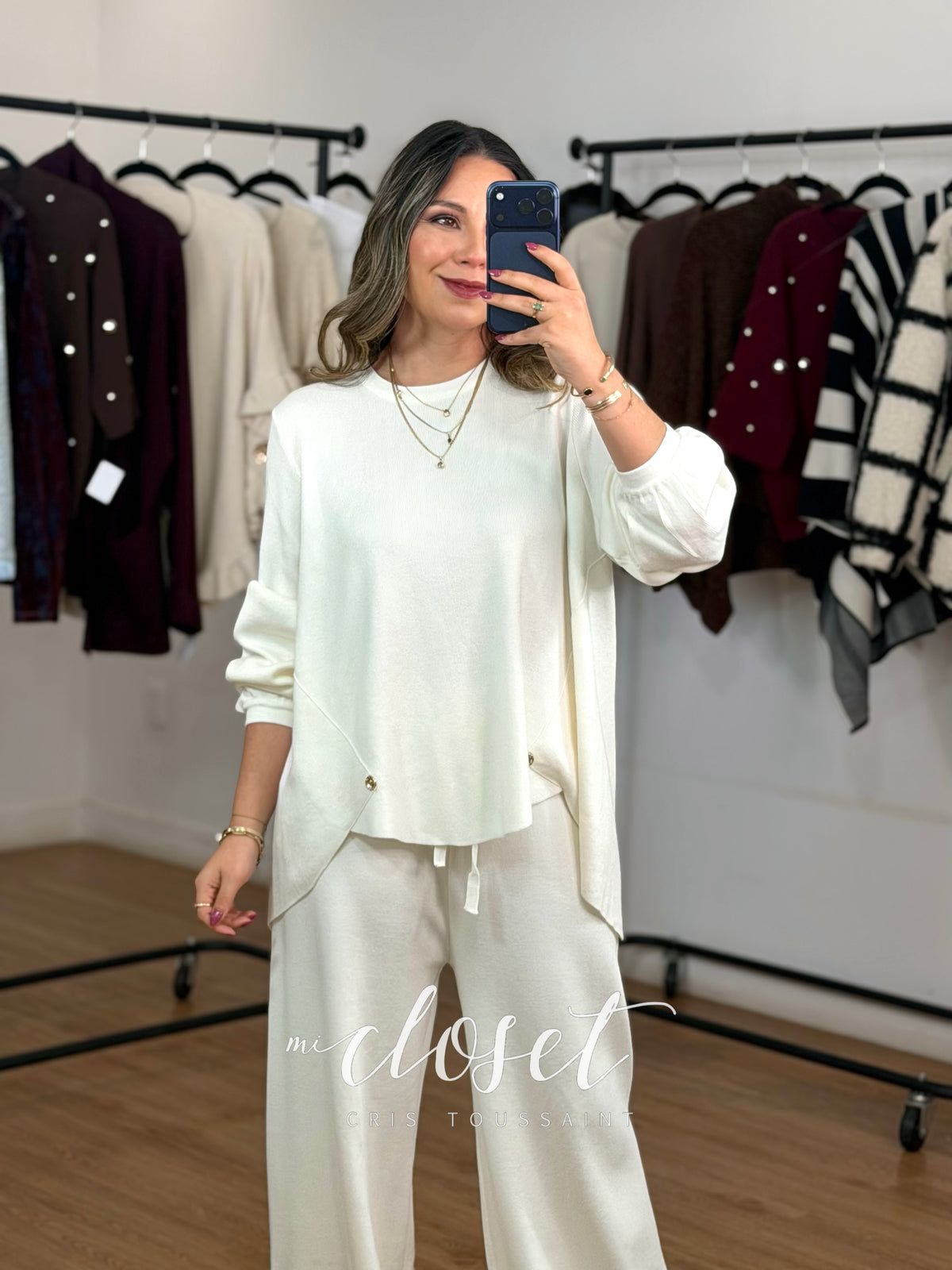 CONJUNTO OVERSIZED DE SWEATER CON DETALLE DE BOTÓN EN CINTURA, MANGA TIPO GLOBO; PANTS CORTE WIDE LEG