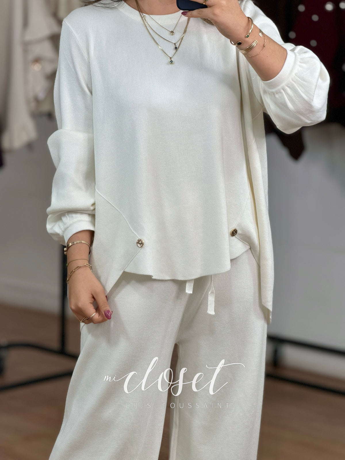 CONJUNTO OVERSIZED DE SWEATER CON DETALLE DE BOTÓN EN CINTURA, MANGA TIPO GLOBO; PANTS CORTE WIDE LEG