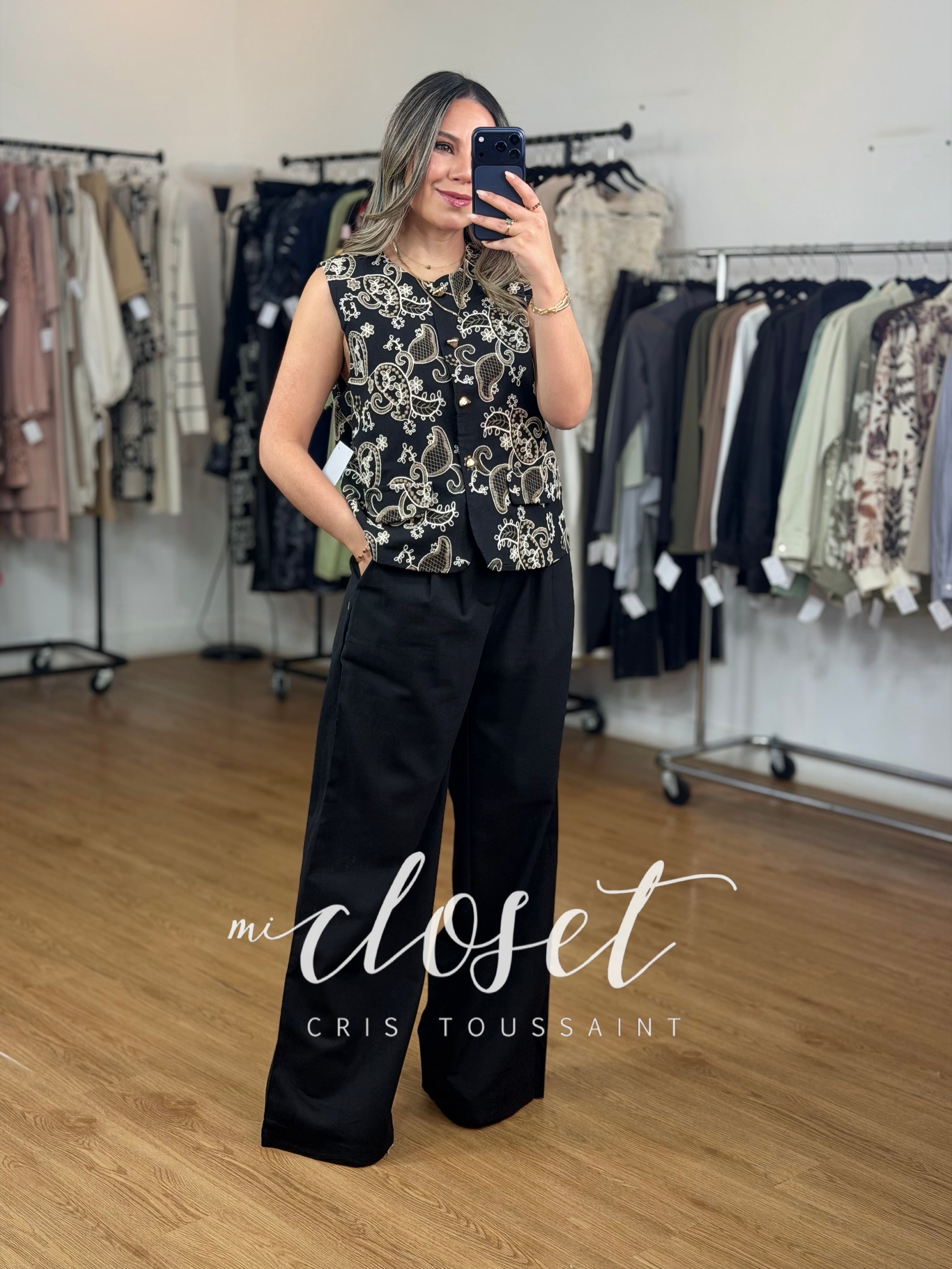 Conjunto tipo lino, pantalón (con pinzas en cintura) y chaleco bordado con forro, botones dorados.