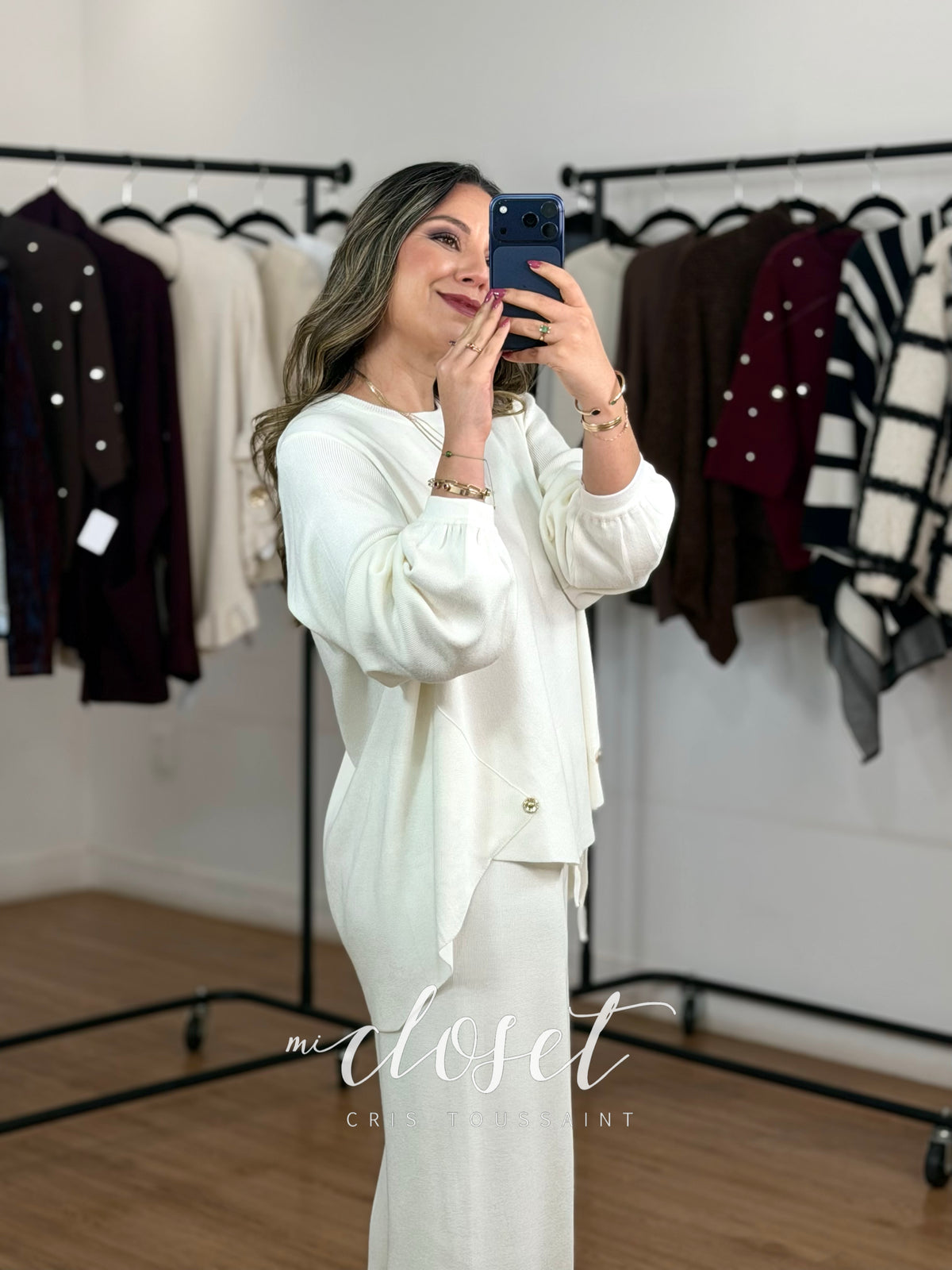 CONJUNTO OVERSIZED DE SWEATER CON DETALLE DE BOTÓN EN CINTURA, MANGA TIPO GLOBO; PANTS CORTE WIDE LEG