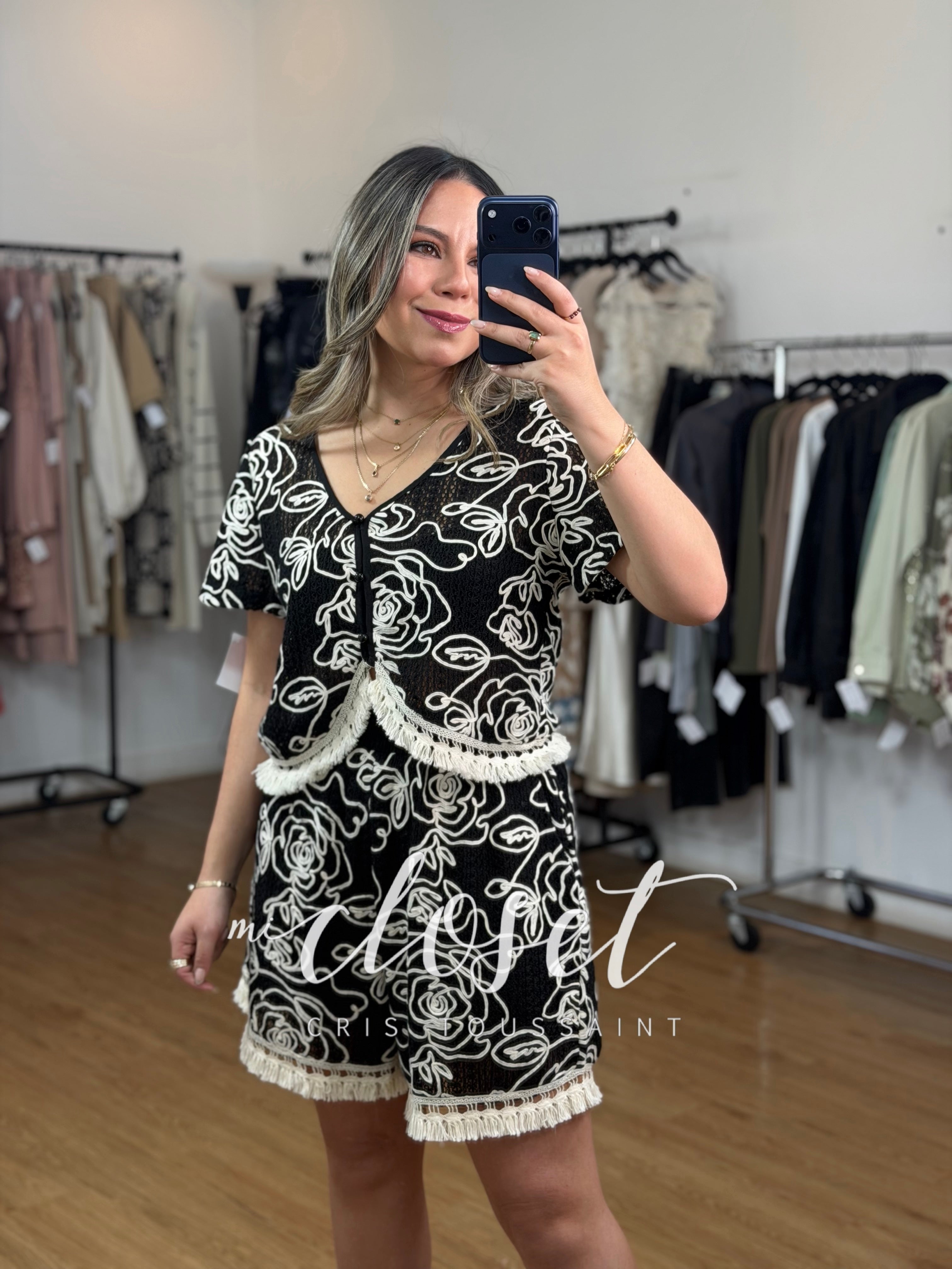 Conjunto calado short amplio (con forro) y camisa corta, bordado con listón y flecos en bordes.