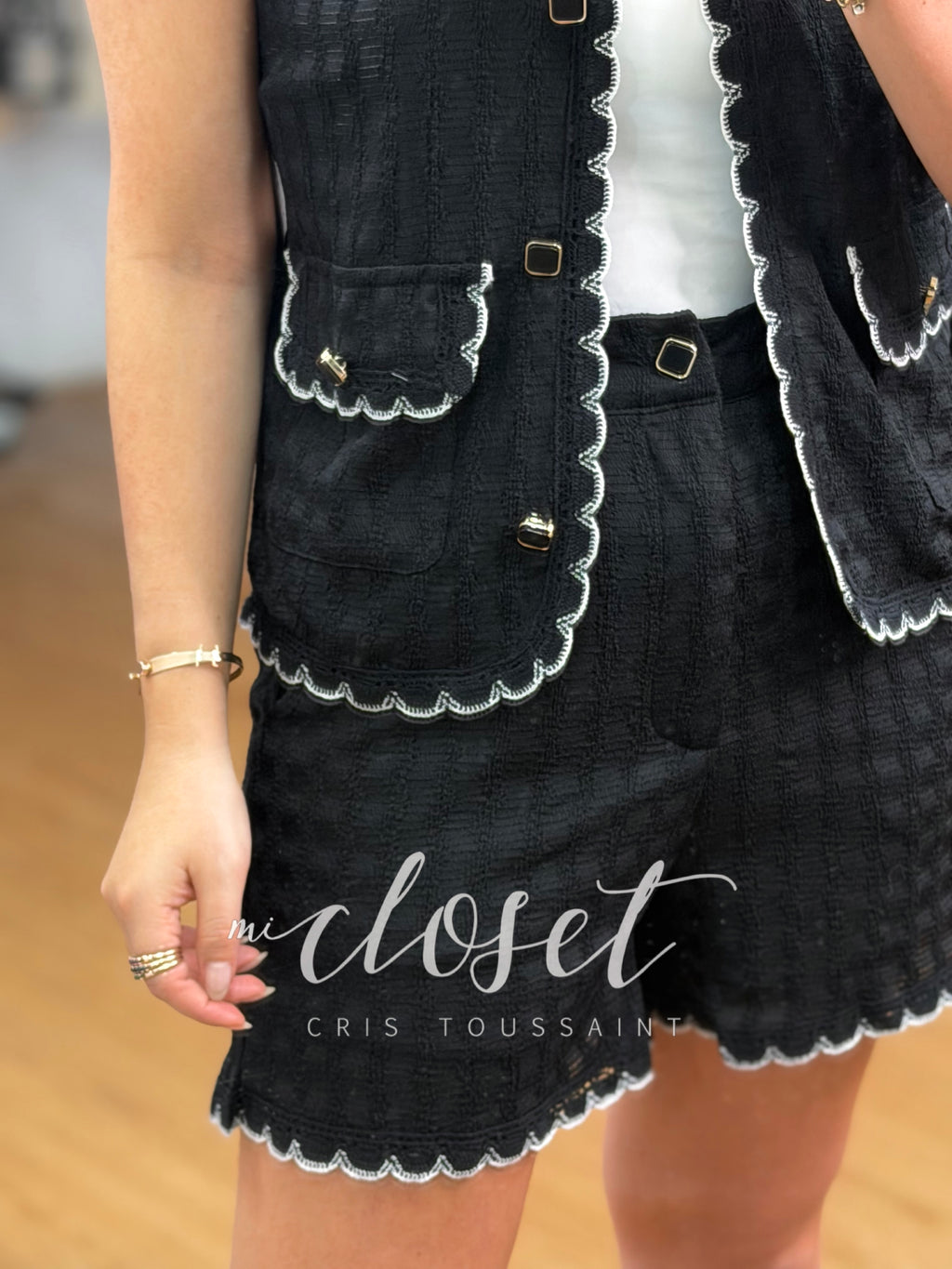 Conjunto de short y chaleco con textura y detalle en bordes.