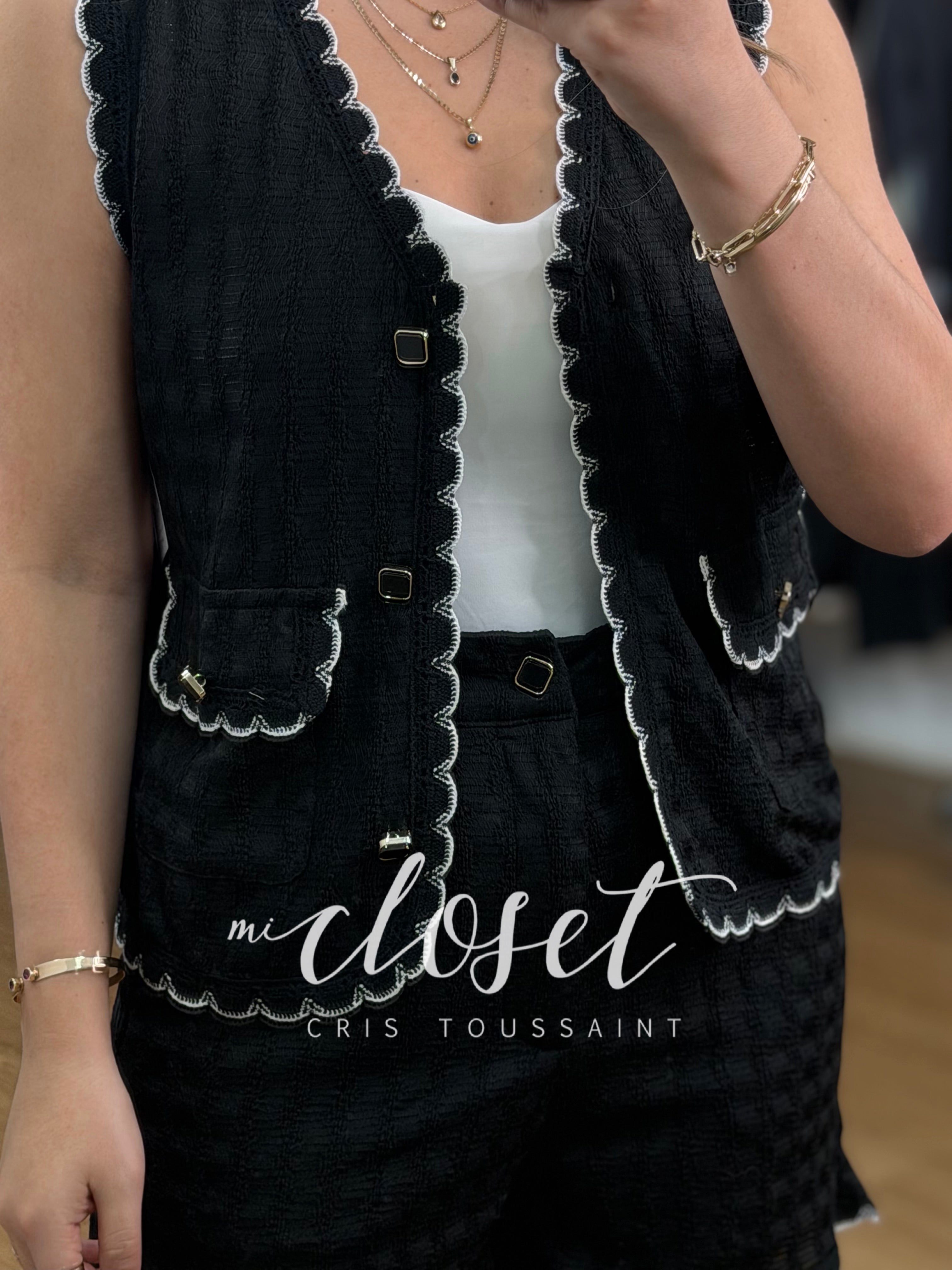 Conjunto de short y chaleco con textura y detalle en bordes.