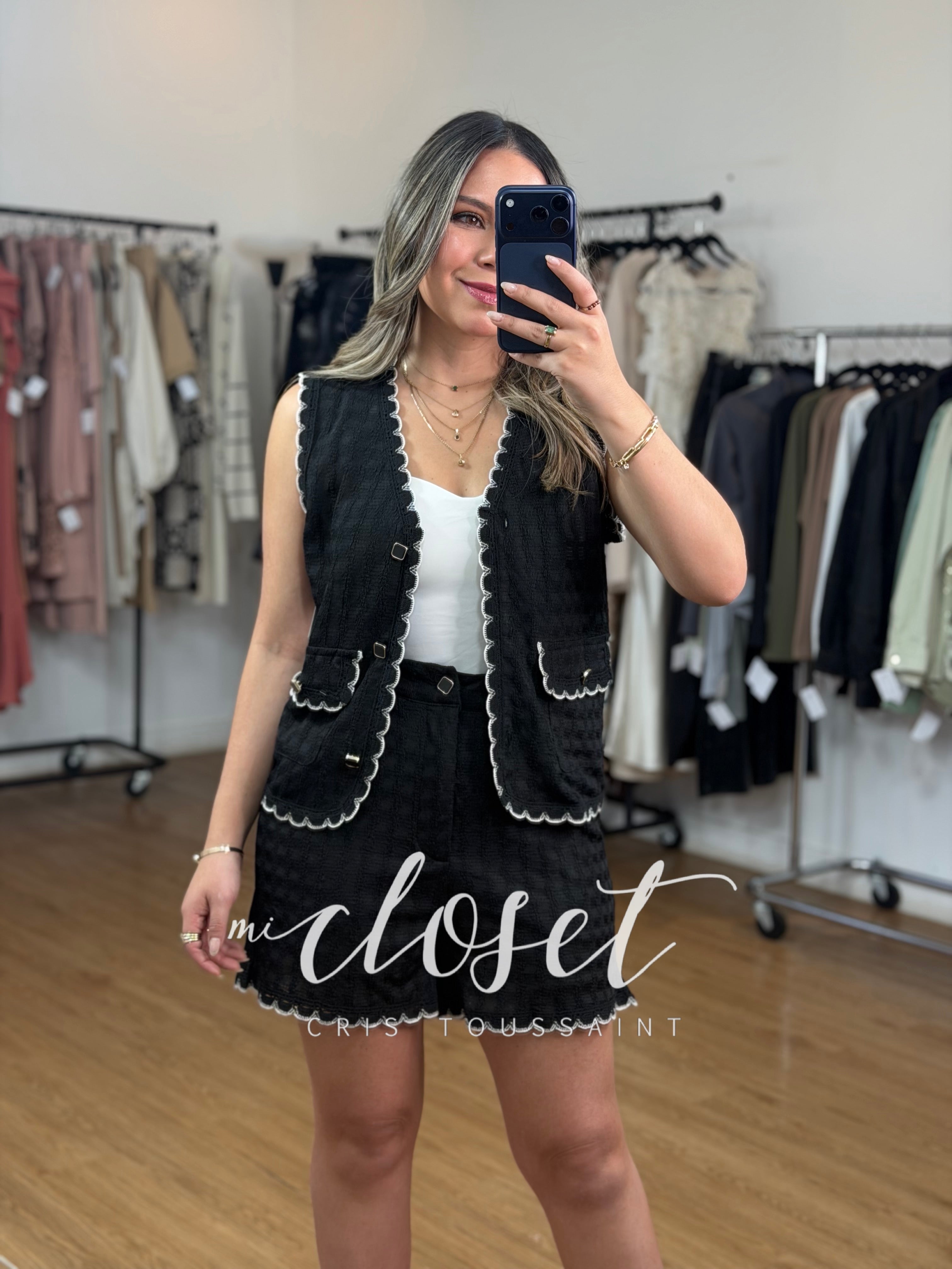 Conjunto de short y chaleco con textura y detalle en bordes.