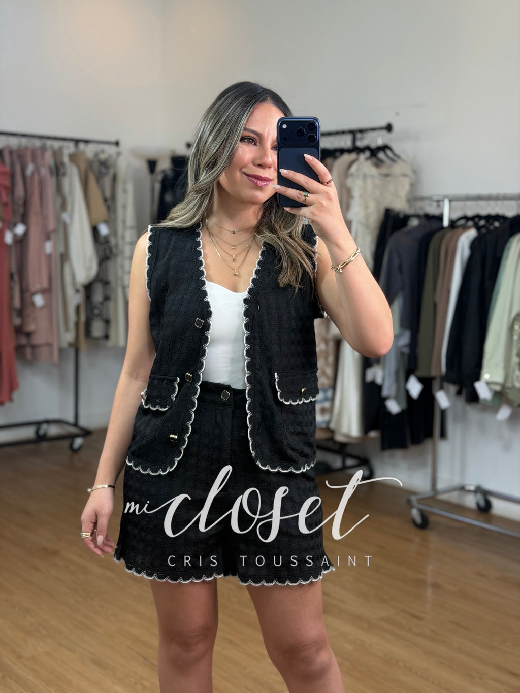Conjunto de short y chaleco con textura y detalle en bordes.