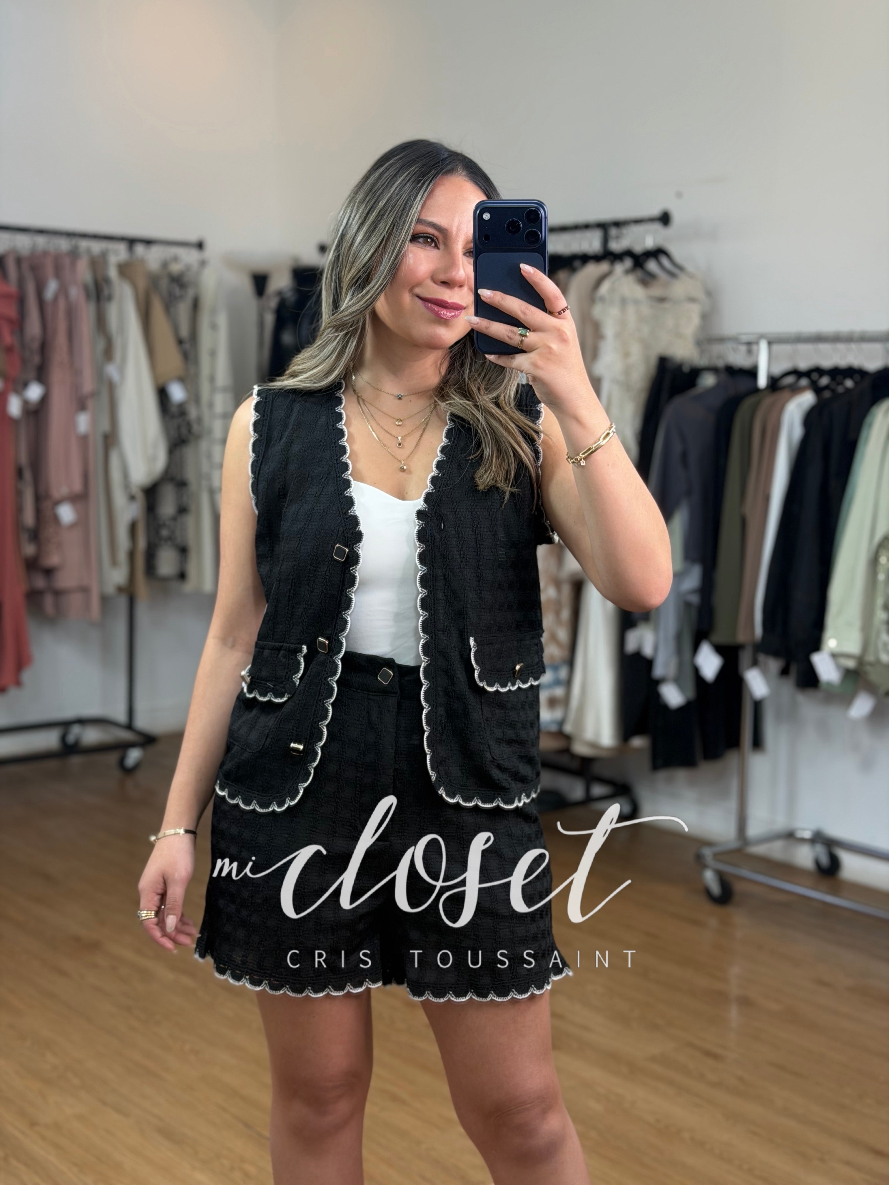 Conjunto de short y chaleco con textura y detalle en bordes.
