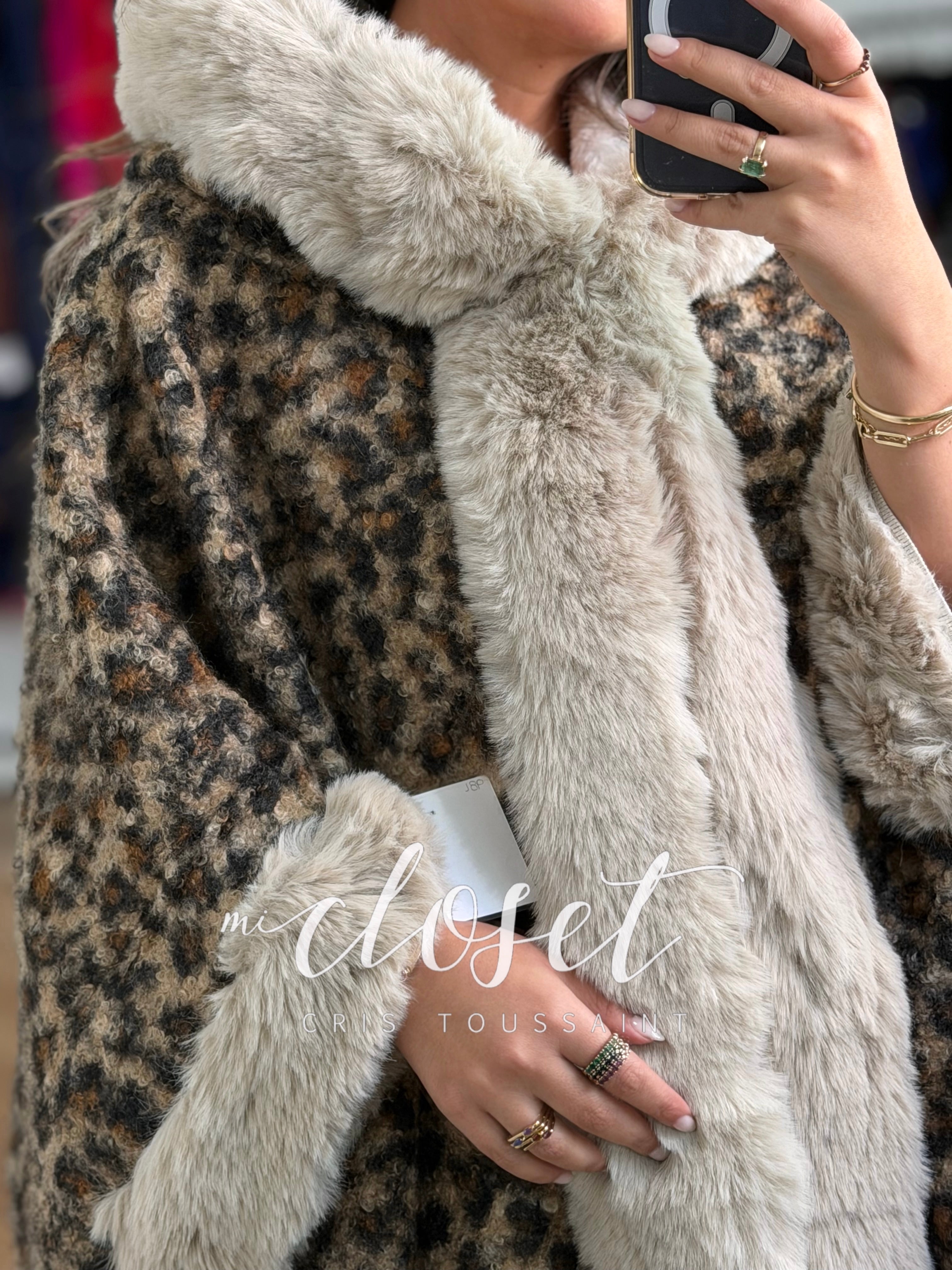 CAPA SÚPER CALIENTITA CON GORRO, AFELPADA POR DENTRO, PELUCHE EN SOLAPA Y MANGA; CON FLECOS