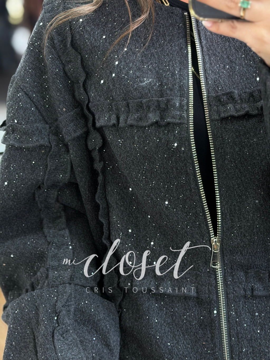 CHAMARRA GRUESA CON FORRO Y DESTELLOS DE BRILLO, OLANES EN FRENTE Y ESPALDA (OVERSIZED)