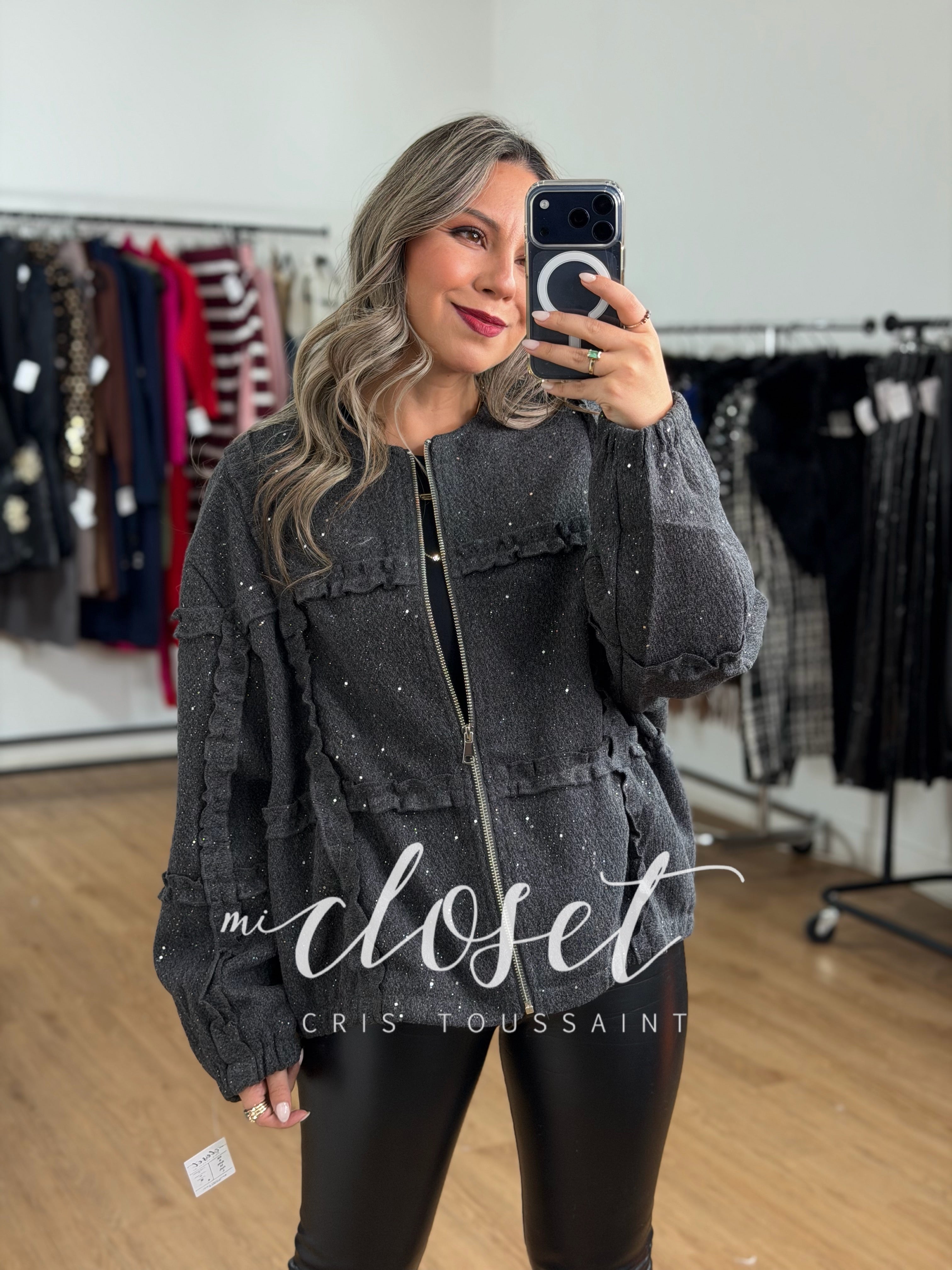 CHAMARRA GRUESA CON FORRO Y DESTELLOS DE BRILLO, OLANES EN FRENTE Y ESPALDA (OVERSIZED)