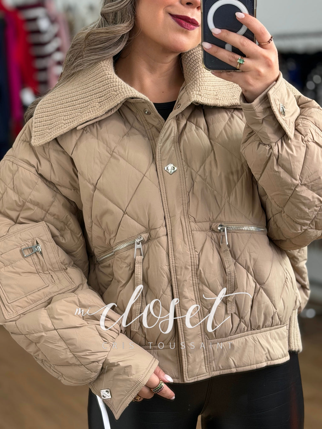 CHAMARRA SÚPER CALIENTITA, OVERSIZED, CON DETALLE DE SWEATER EN CUELLO Y RESORTE TRASERO