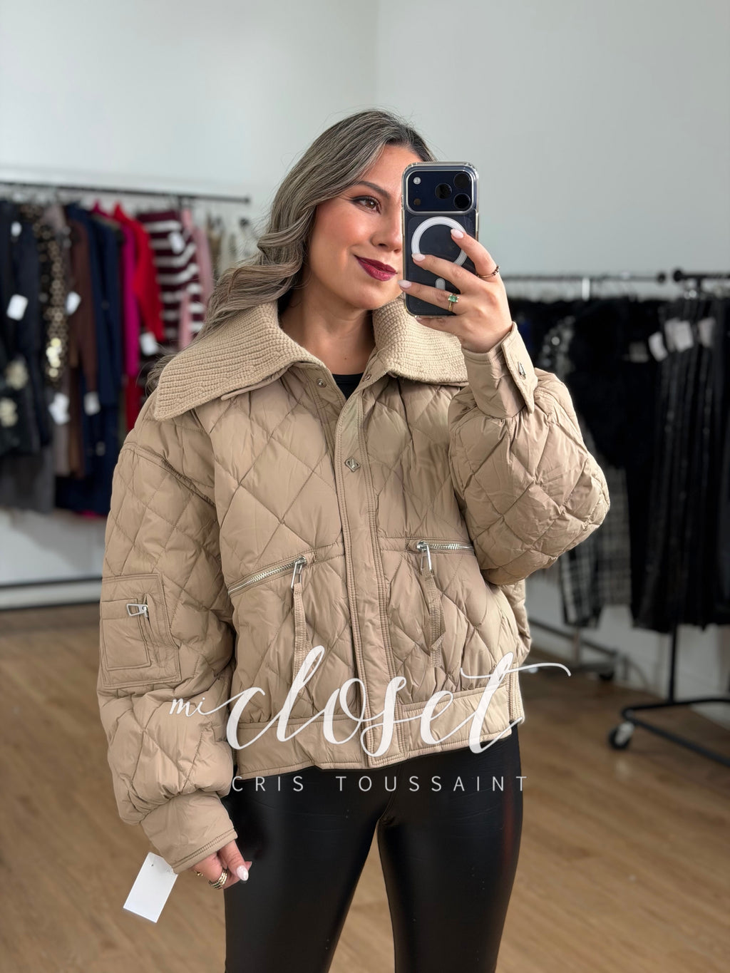 CHAMARRA SÚPER CALIENTITA, OVERSIZED, CON DETALLE DE SWEATER EN CUELLO Y RESORTE TRASERO