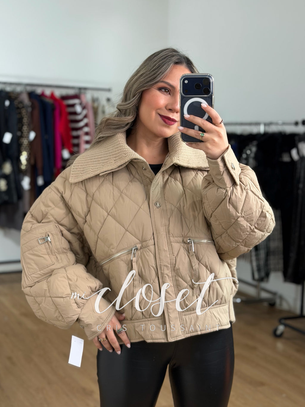 CHAMARRA SÚPER CALIENTITA, OVERSIZED, CON DETALLE DE SWEATER EN CUELLO Y RESORTE TRASERO