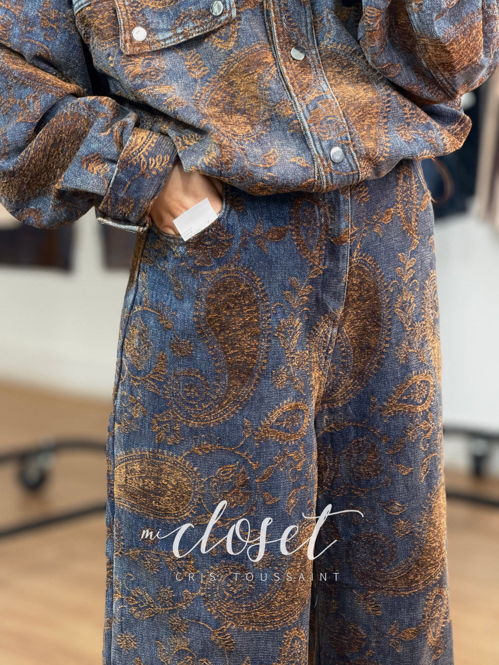 CONJUNTO DE MEZCLILLA SÚPER OVERSIZED TEXTURIZADO CON GAMUZA, CHAMARRA Y JEANS CORTE RECTO CON RESORTE TRASERO