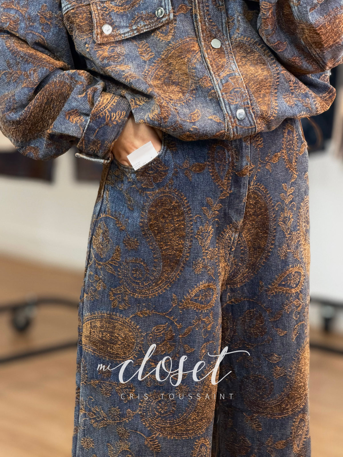 CONJUNTO DE MEZCLILLA SÚPER OVERSIZED TEXTURIZADO CON GAMUZA, CHAMARRA Y JEANS CORTE RECTO CON RESORTE TRASERO