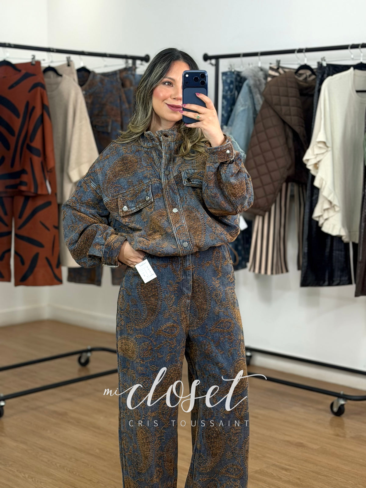 CONJUNTO DE MEZCLILLA SÚPER OVERSIZED TEXTURIZADO CON GAMUZA, CHAMARRA Y JEANS CORTE RECTO CON RESORTE TRASERO