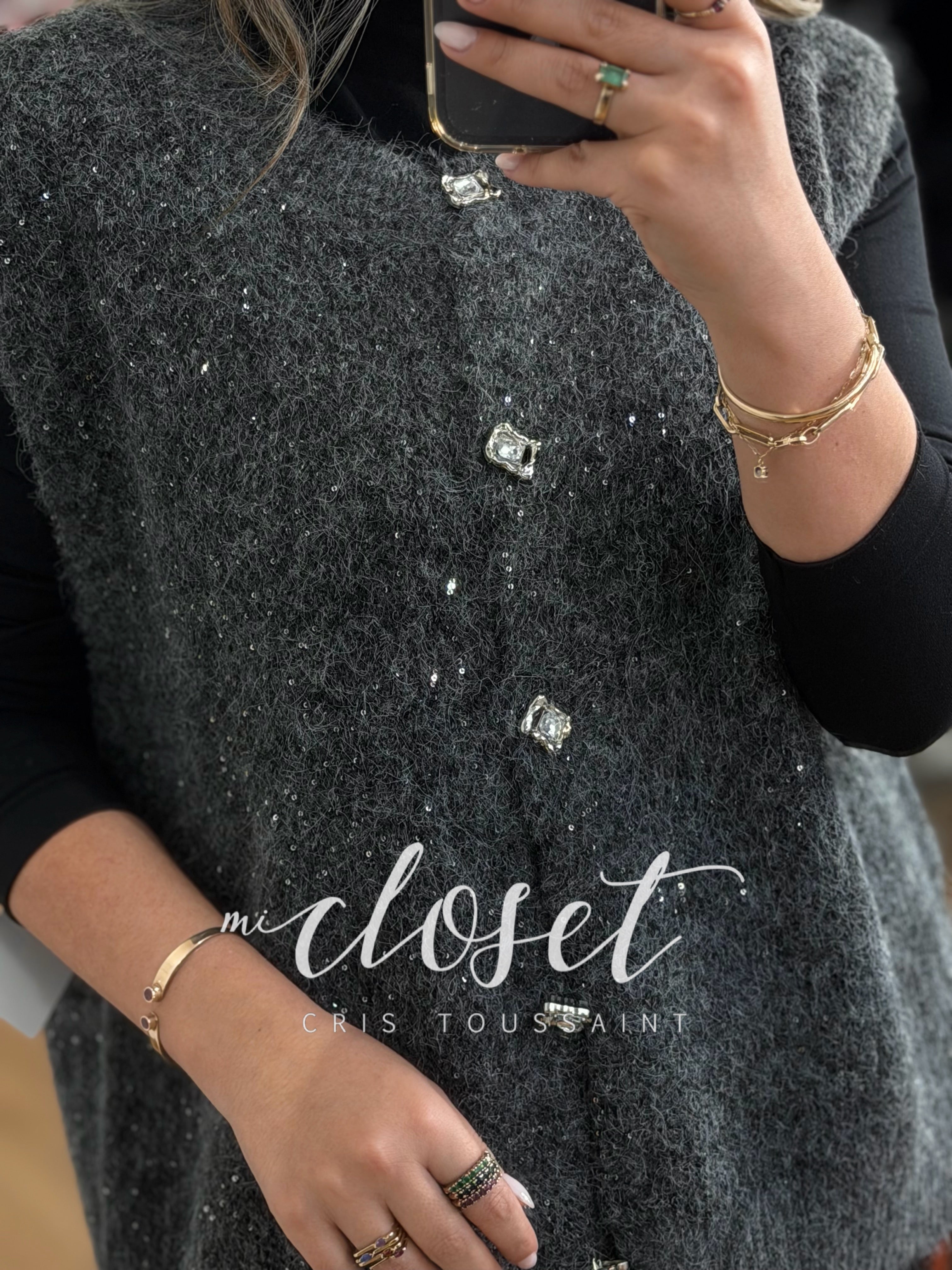 CHALECO CON DESTELLOS DE BRILLO, LENTEJUELA MINI Y DETALLE EN BOTONES