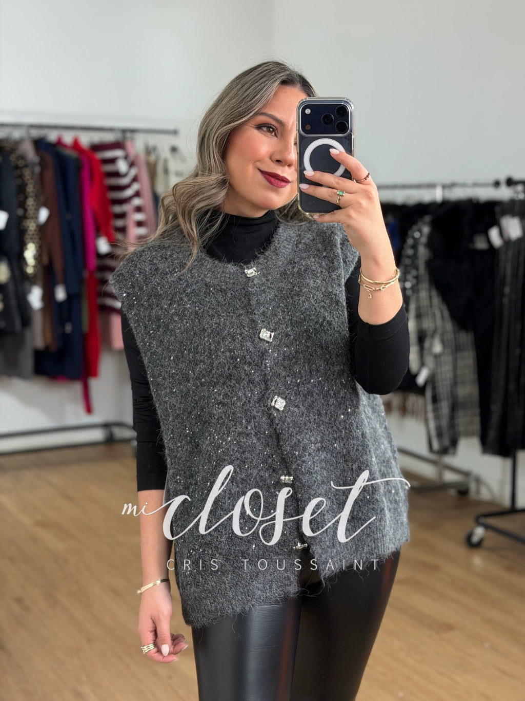 CHALECO CON DESTELLOS DE BRILLO, LENTEJUELA MINI Y DETALLE EN BOTONES