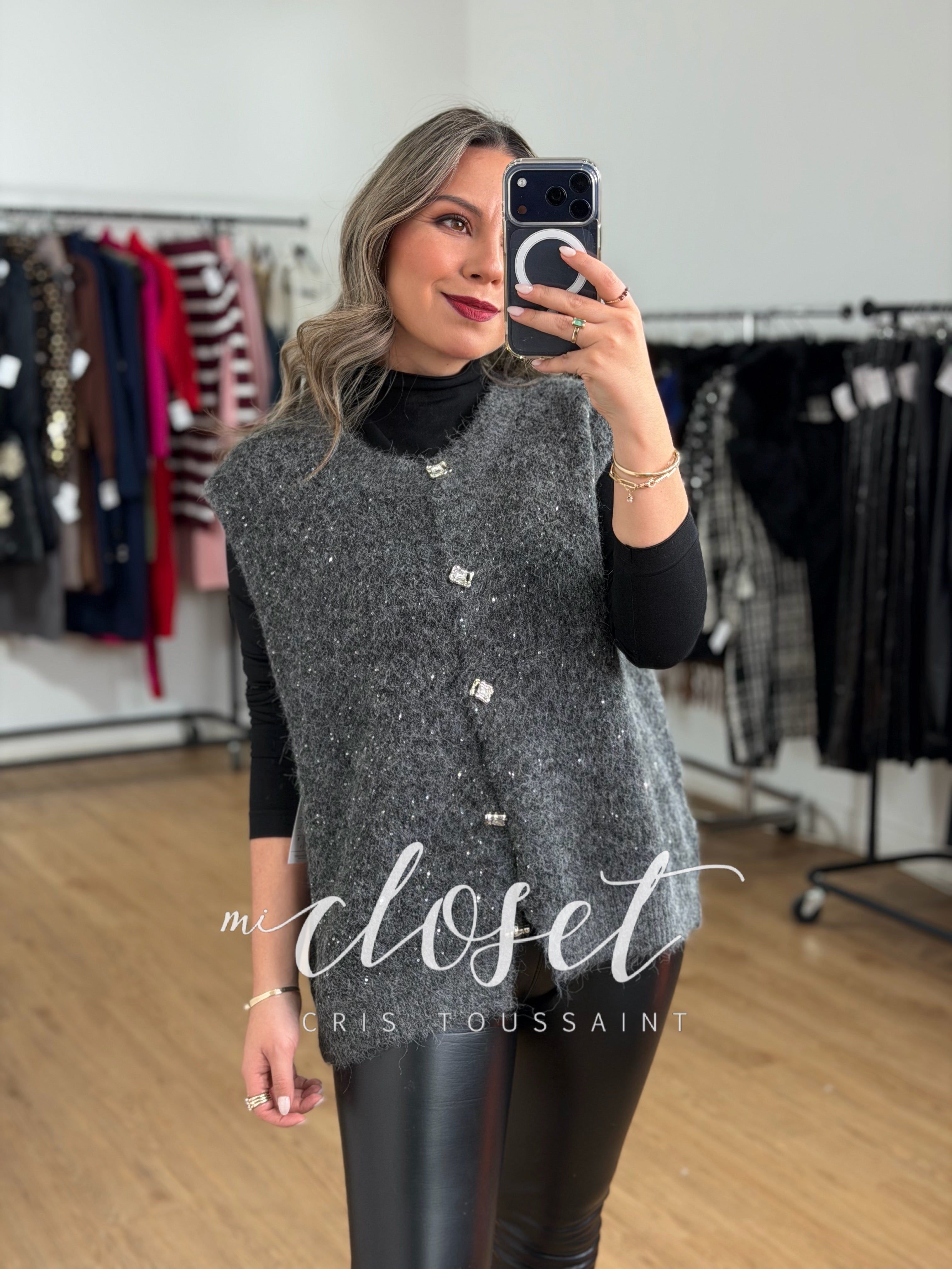 CHALECO CON DESTELLOS DE BRILLO, LENTEJUELA MINI Y DETALLE EN BOTONES