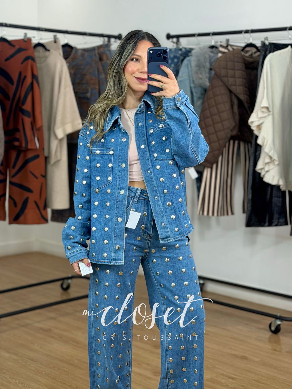 CONJUNTO DE MEZCLILLA SÚPER STRETCH CON ESTOPEROLES EN TODO EL FRENTE; JEANS CORTE RECTO Y CHAMARRA LIGERA