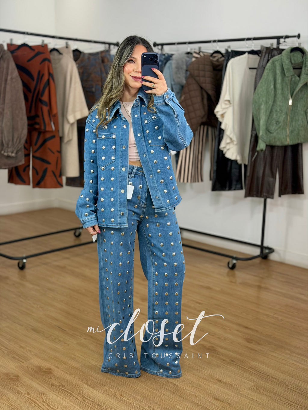 CONJUNTO DE MEZCLILLA SÚPER STRETCH CON ESTOPEROLES EN TODO EL FRENTE; JEANS CORTE RECTO Y CHAMARRA LIGERA
