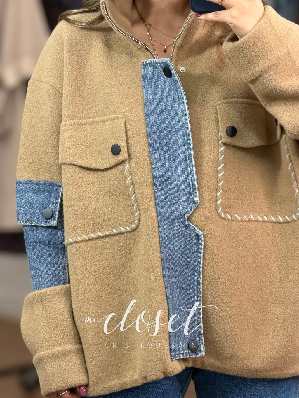 CHAMARRA OVERSIZED DOBLE TEXTURA CON TELA TIPO SWEATER Y MEZCLILLA; CINTA AJUSTABLE EN CINTURA (PARA HACERLA BOMBER)