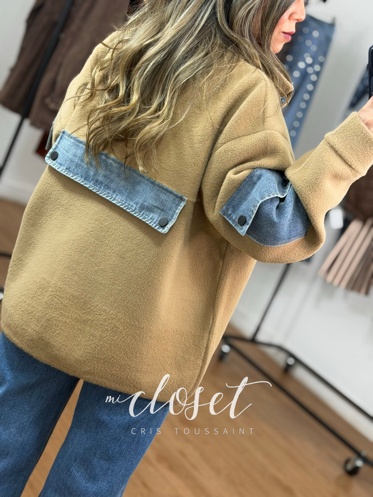 CHAMARRA OVERSIZED DOBLE TEXTURA CON TELA TIPO SWEATER Y MEZCLILLA; CINTA AJUSTABLE EN CINTURA (PARA HACERLA BOMBER)