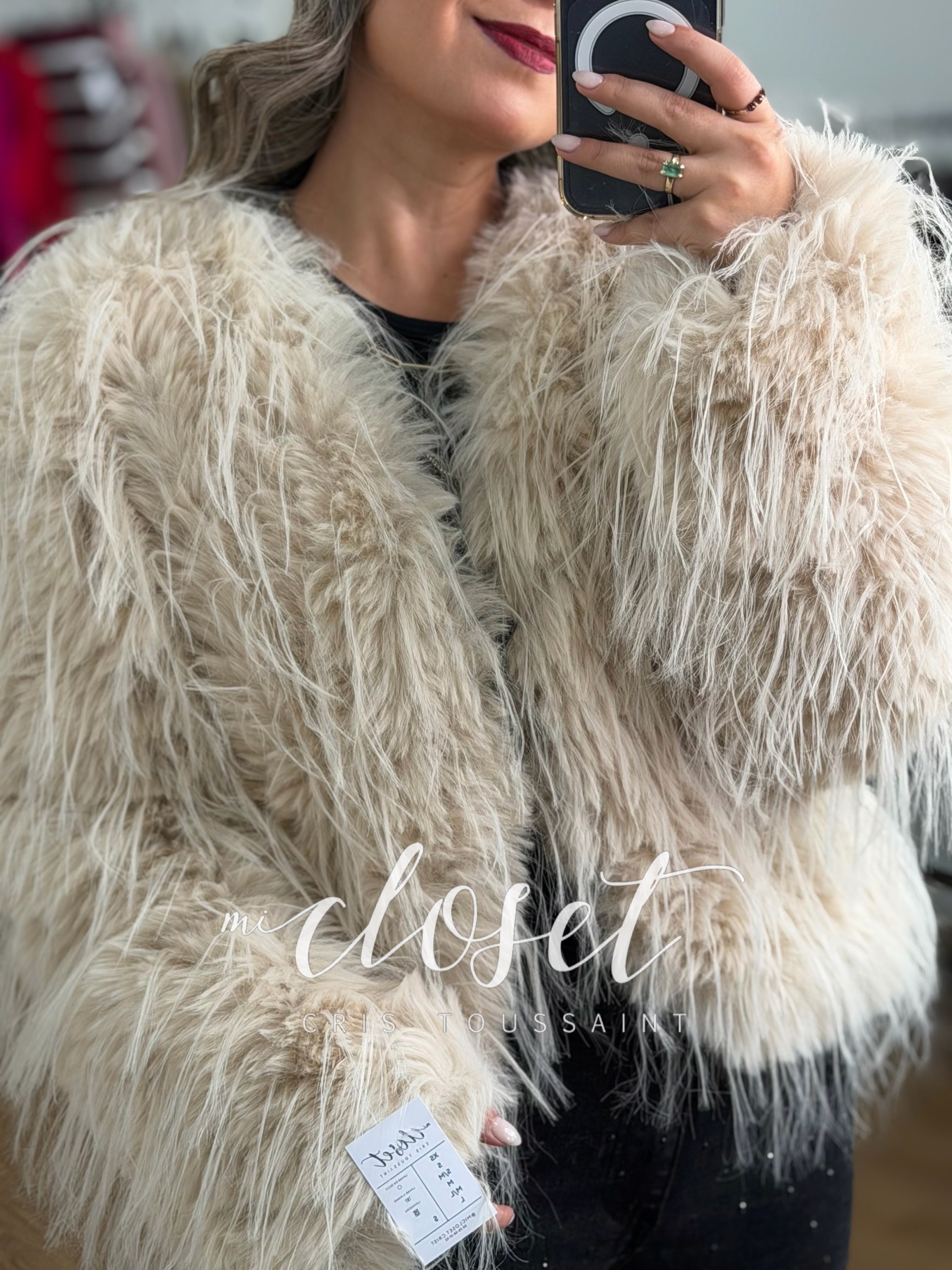 ABRIGO CORTO CON FORRO, SÚPER SUAVE