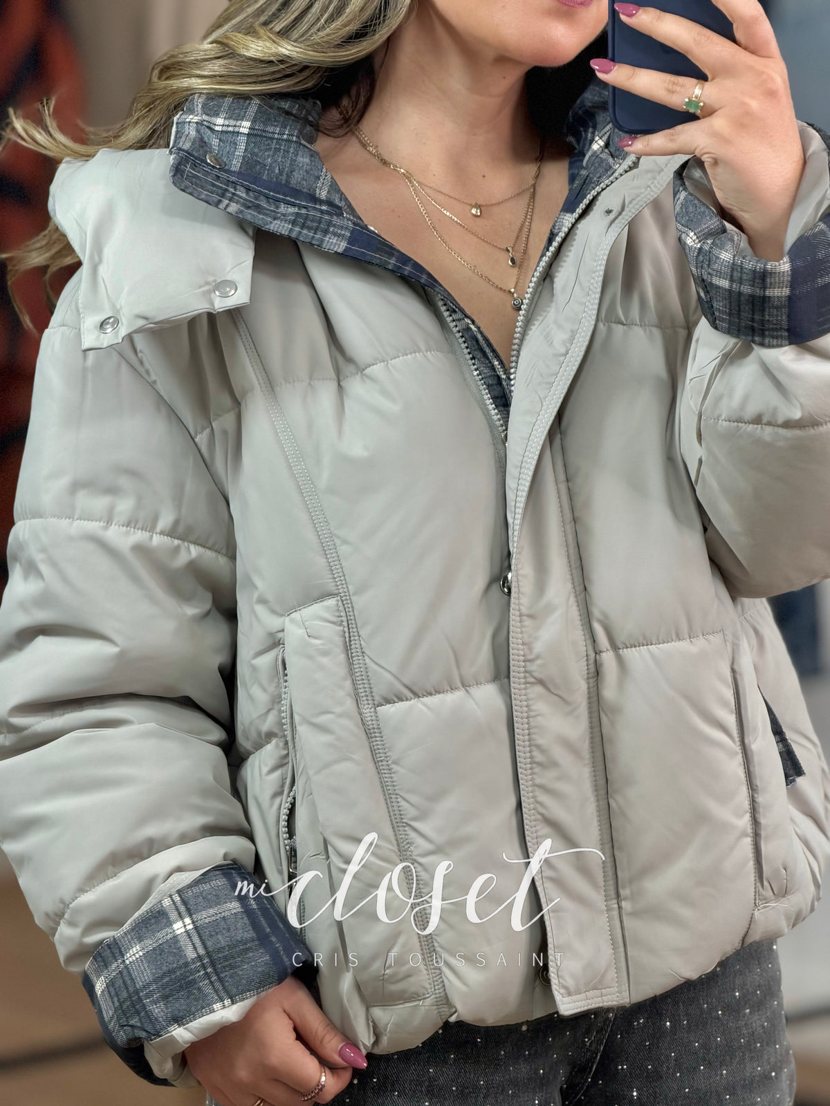 CHAMARRA OVERSIZED GRUESA CON FORRO, DETALLE EN SOLAPA, CUELLO Y MANGAS