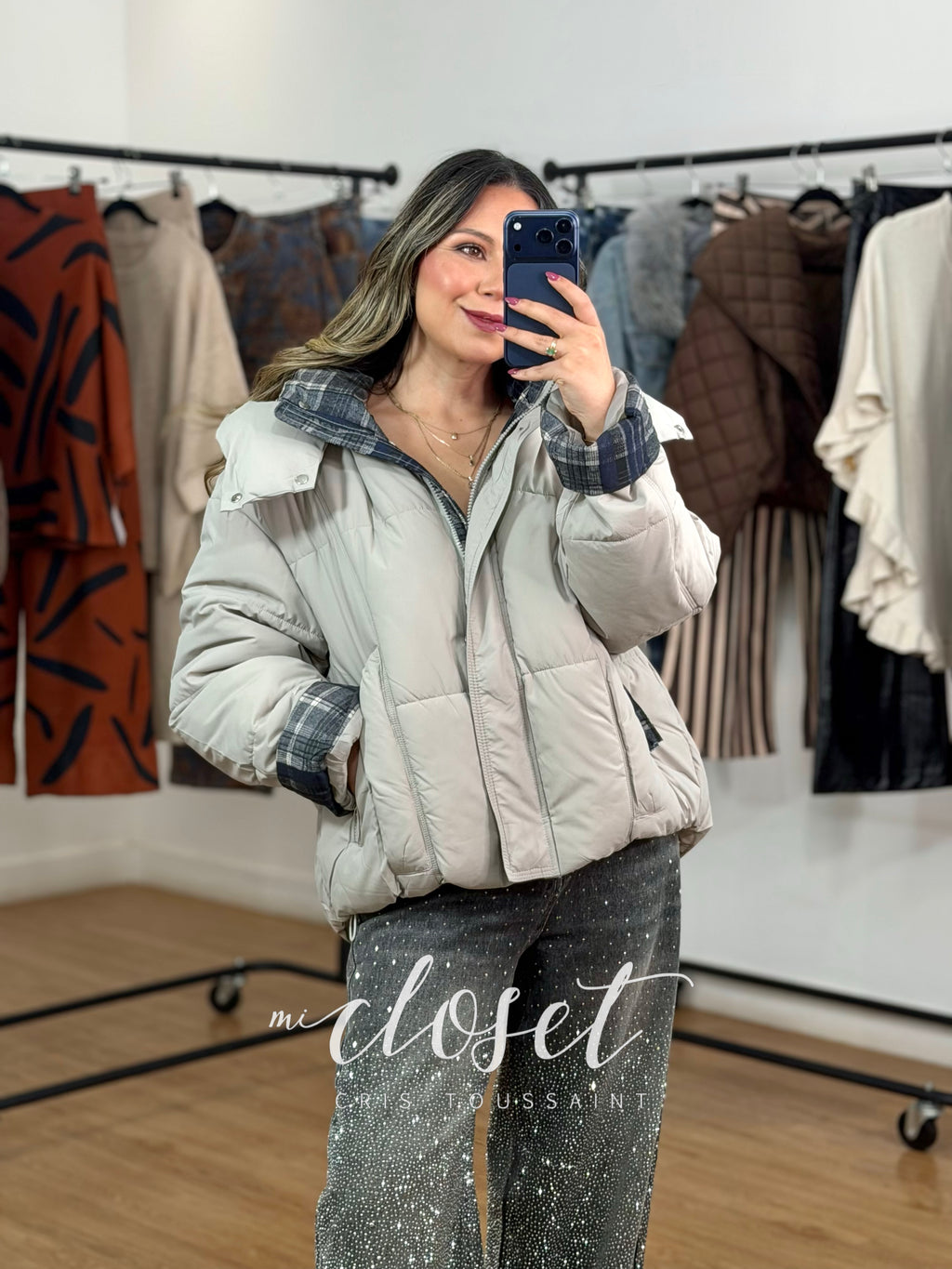 CHAMARRA OVERSIZED GRUESA CON FORRO, DETALLE EN SOLAPA, CUELLO Y MANGAS