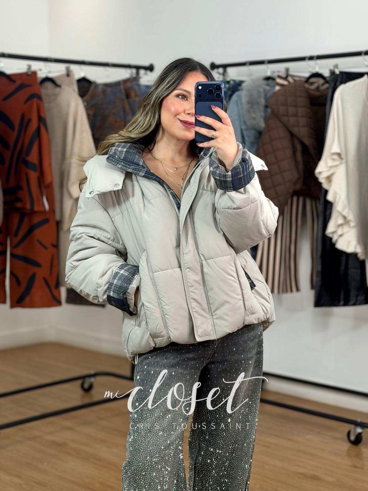 CHAMARRA OVERSIZED GRUESA CON FORRO, DETALLE EN SOLAPA, CUELLO Y MANGAS