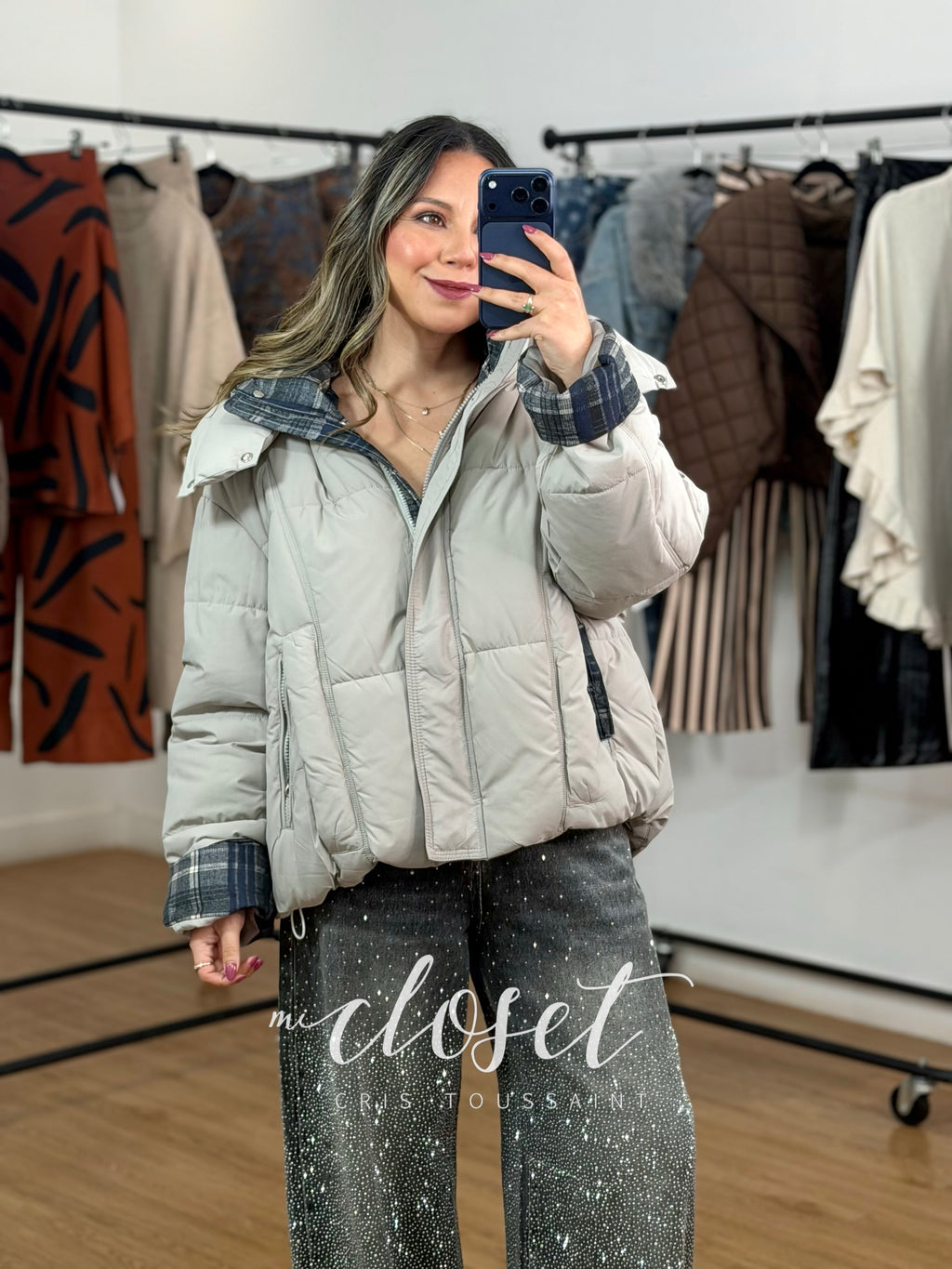 CHAMARRA OVERSIZED GRUESA CON FORRO, DETALLE EN SOLAPA, CUELLO Y MANGAS