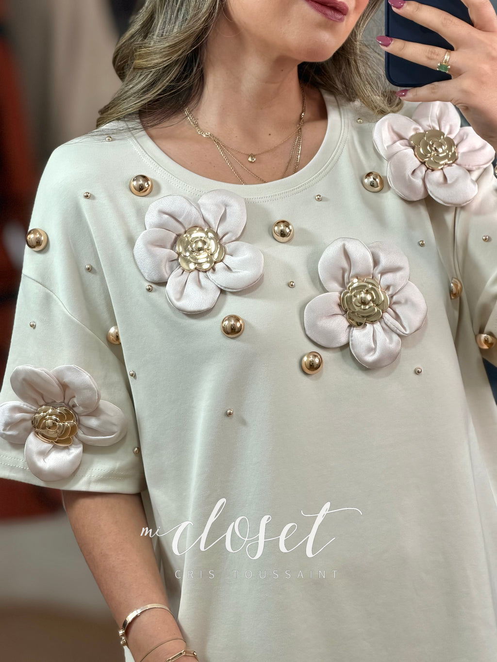 TEESHIRT OVERSIZED CON ESFERAS DE DISTINTOS TAMAÑOS Y DETALLE DE FLORES SATINADAS EN 3D