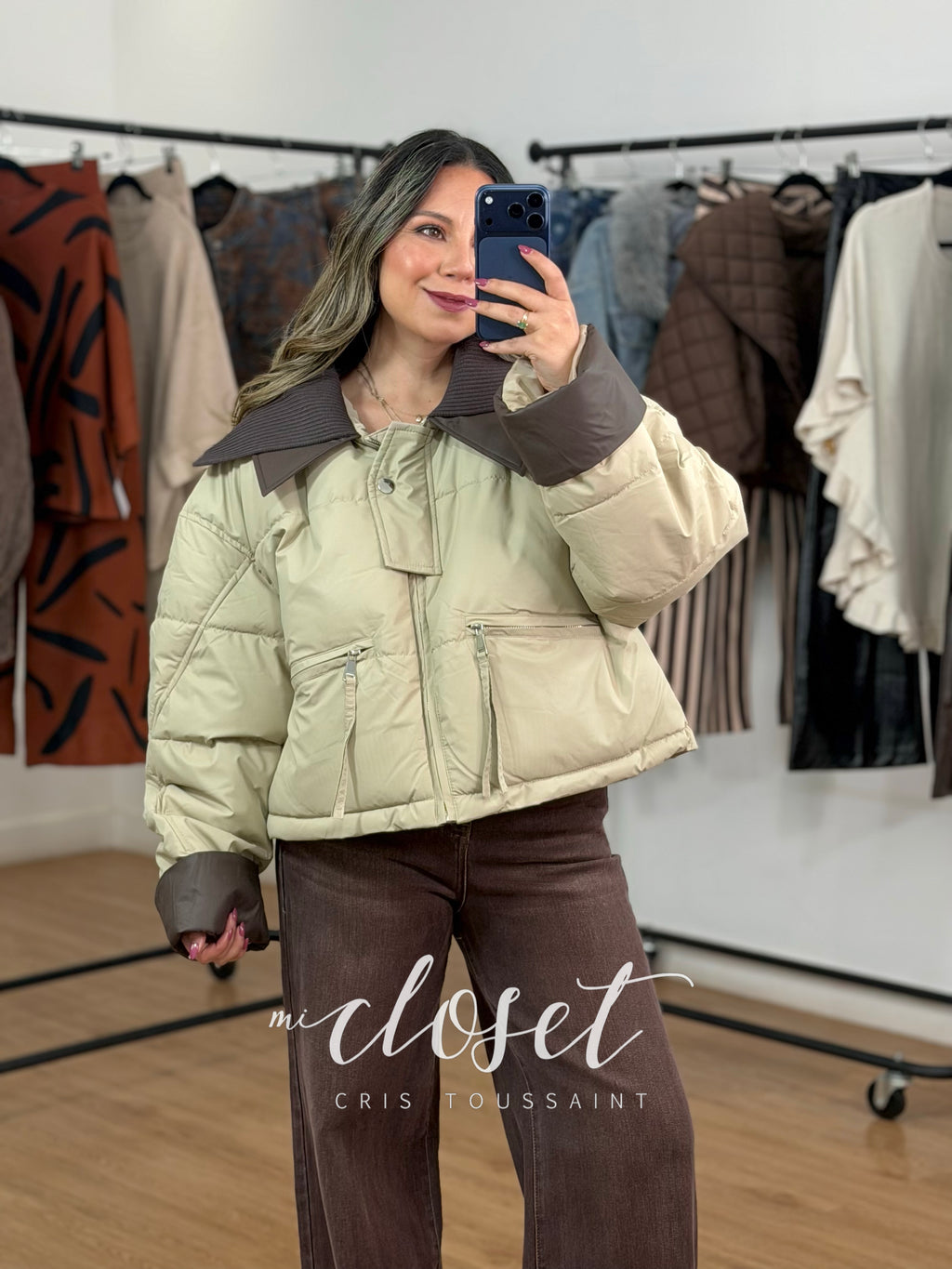 CHAMARRA CORTA, GRUESA, OVERSIZED, TELA IMPERMEABLE CON DOBLE TEXTURA EN CUELLO; CINTA AJUSTABLE EN CINTURA Y FORRO