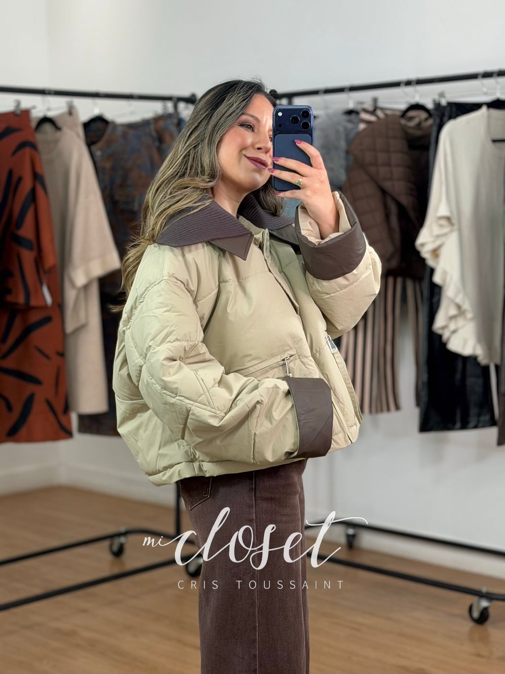 CHAMARRA CORTA, GRUESA, OVERSIZED, TELA IMPERMEABLE CON DOBLE TEXTURA EN CUELLO; CINTA AJUSTABLE EN CINTURA Y FORRO