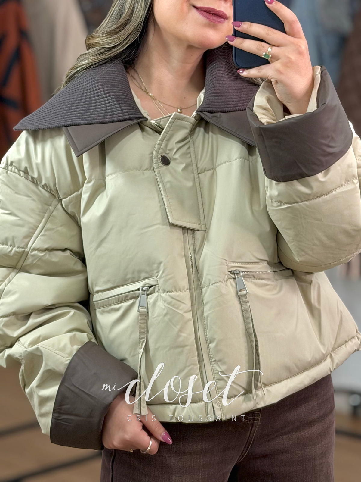 CHAMARRA CORTA, GRUESA, OVERSIZED, TELA IMPERMEABLE CON DOBLE TEXTURA EN CUELLO; CINTA AJUSTABLE EN CINTURA Y FORRO