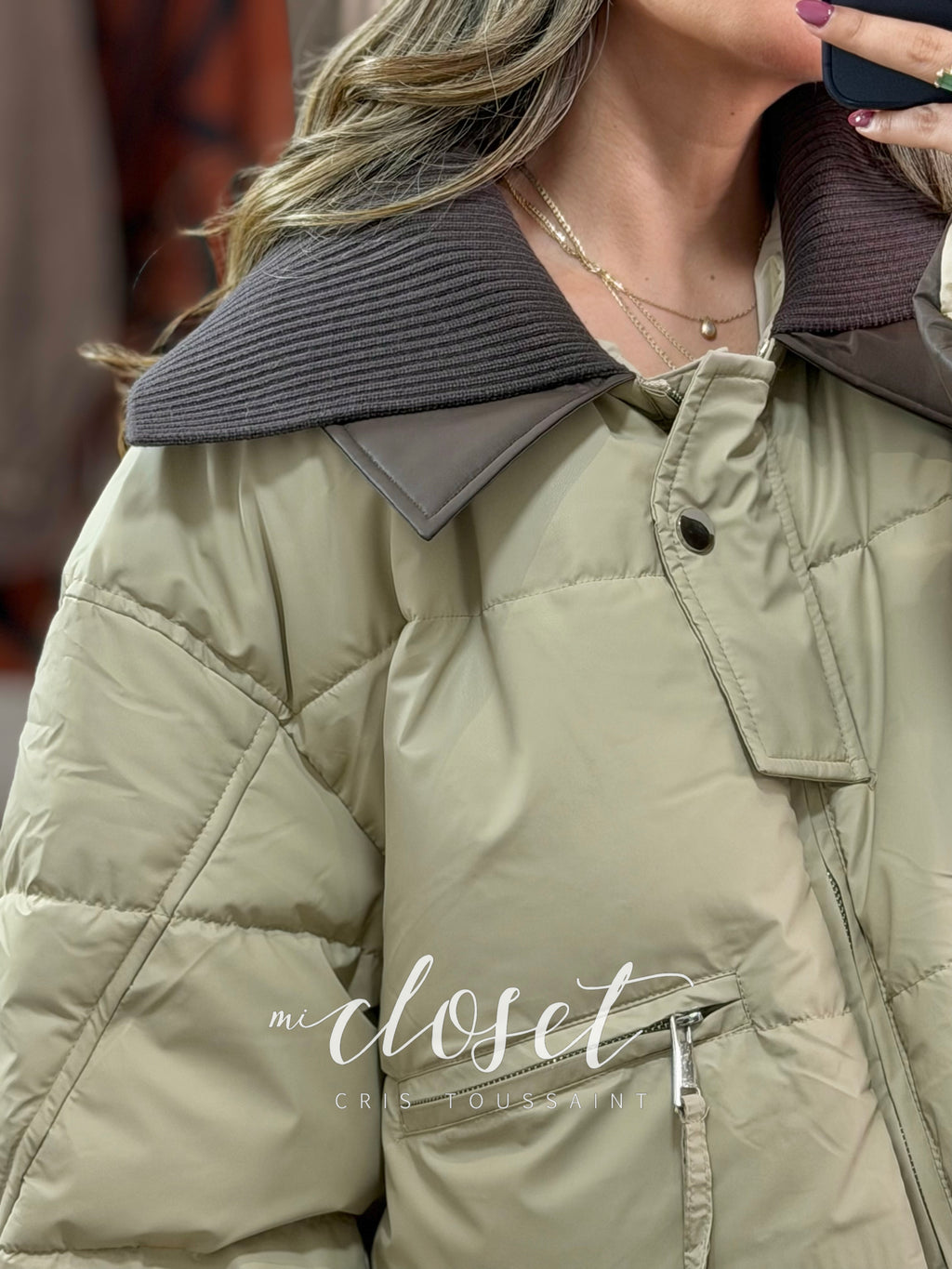 CHAMARRA CORTA, GRUESA, OVERSIZED, TELA IMPERMEABLE CON DOBLE TEXTURA EN CUELLO; CINTA AJUSTABLE EN CINTURA Y FORRO