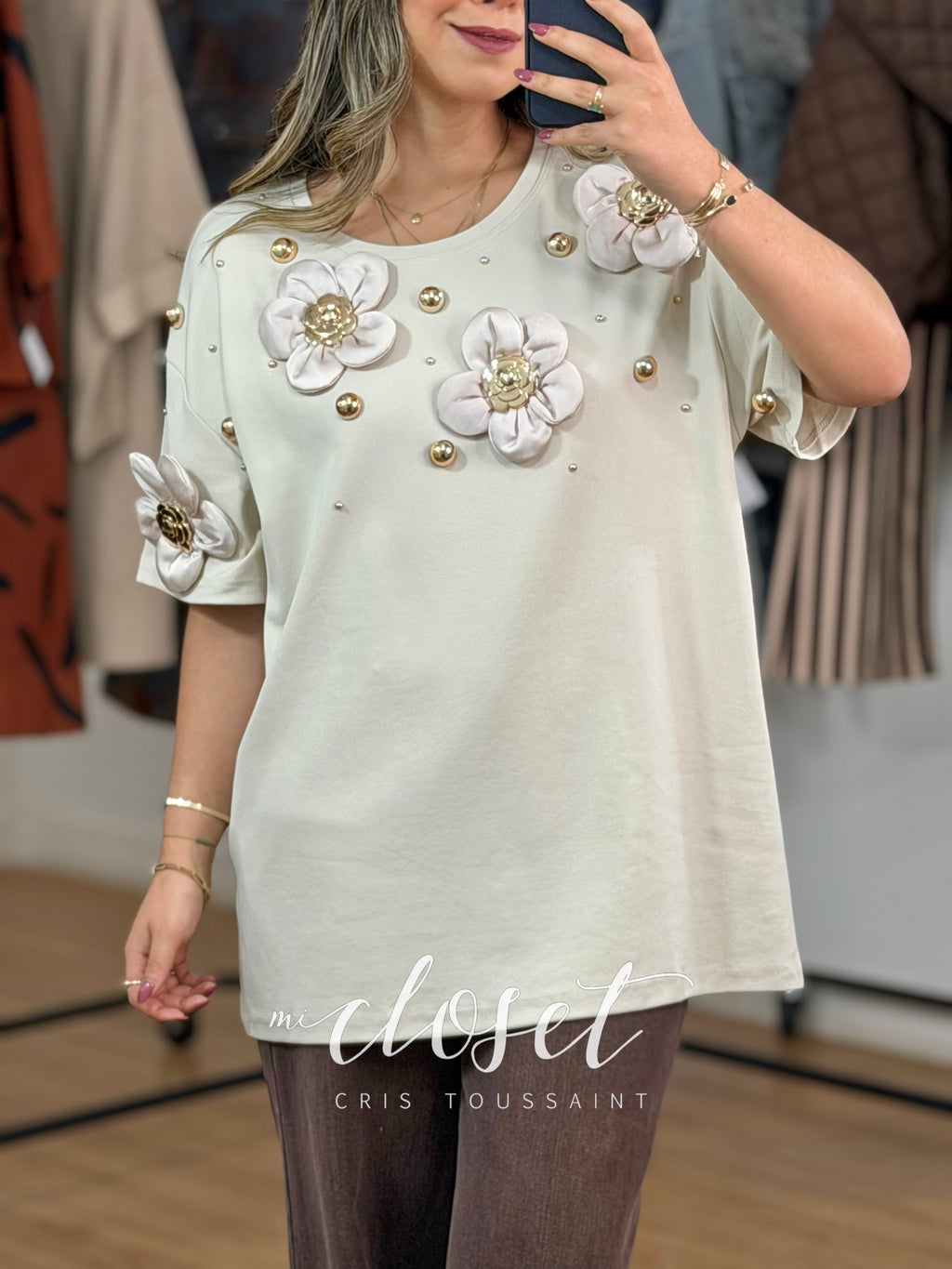 TEESHIRT OVERSIZED CON ESFERAS DE DISTINTOS TAMAÑOS Y DETALLE DE FLORES SATINADAS EN 3D