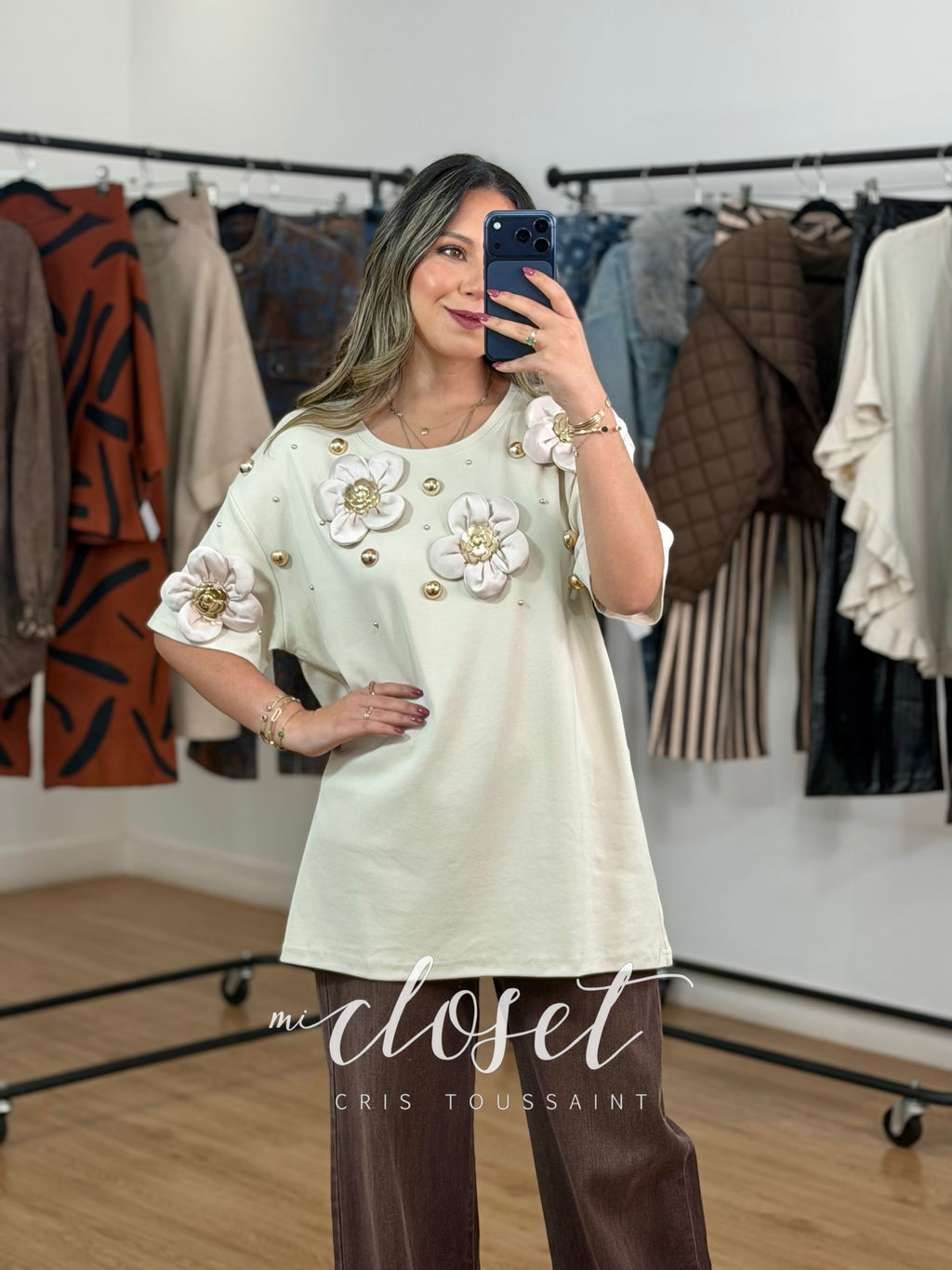 TEESHIRT OVERSIZED CON ESFERAS DE DISTINTOS TAMAÑOS Y DETALLE DE FLORES SATINADAS EN 3D