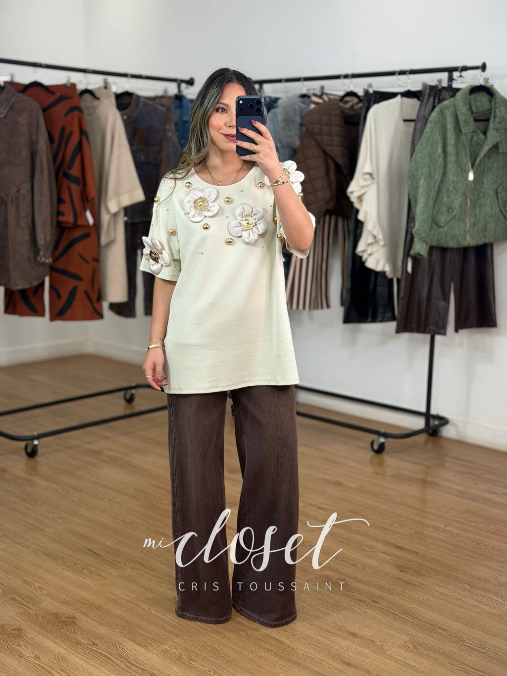 TEESHIRT OVERSIZED CON ESFERAS DE DISTINTOS TAMAÑOS Y DETALLE DE FLORES SATINADAS EN 3D