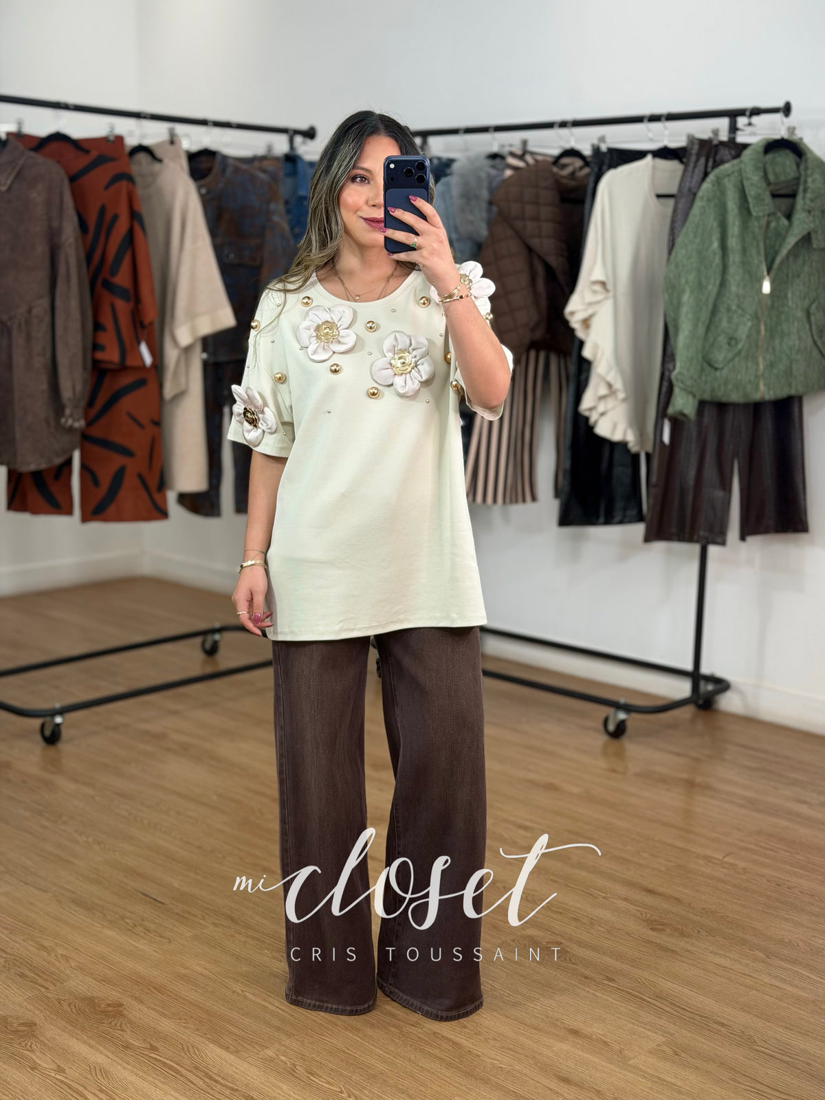 TEESHIRT OVERSIZED CON ESFERAS DE DISTINTOS TAMAÑOS Y DETALLE DE FLORES SATINADAS EN 3D